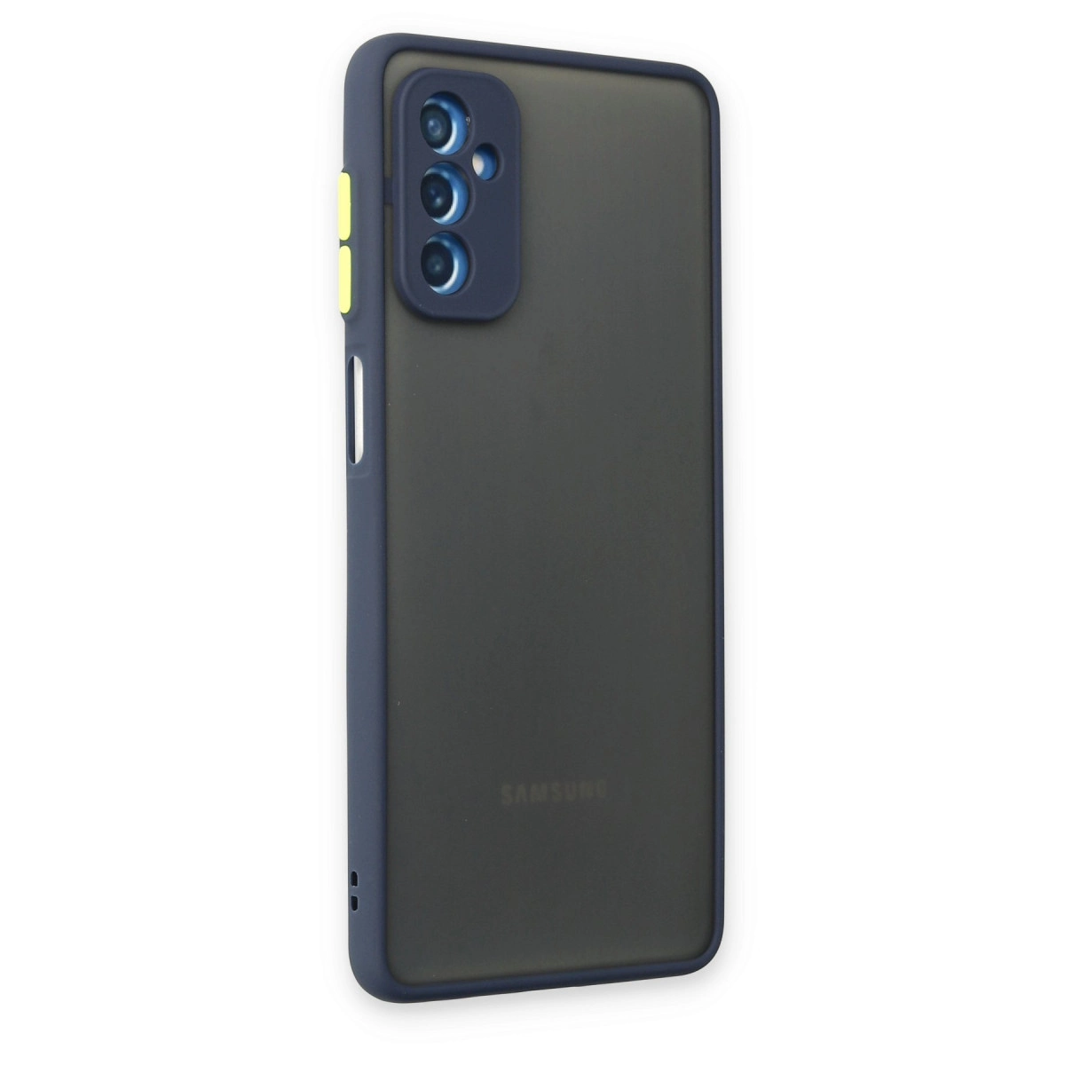 Üçlü kameraya sahip mavi kılıflı koyu gri telefon.