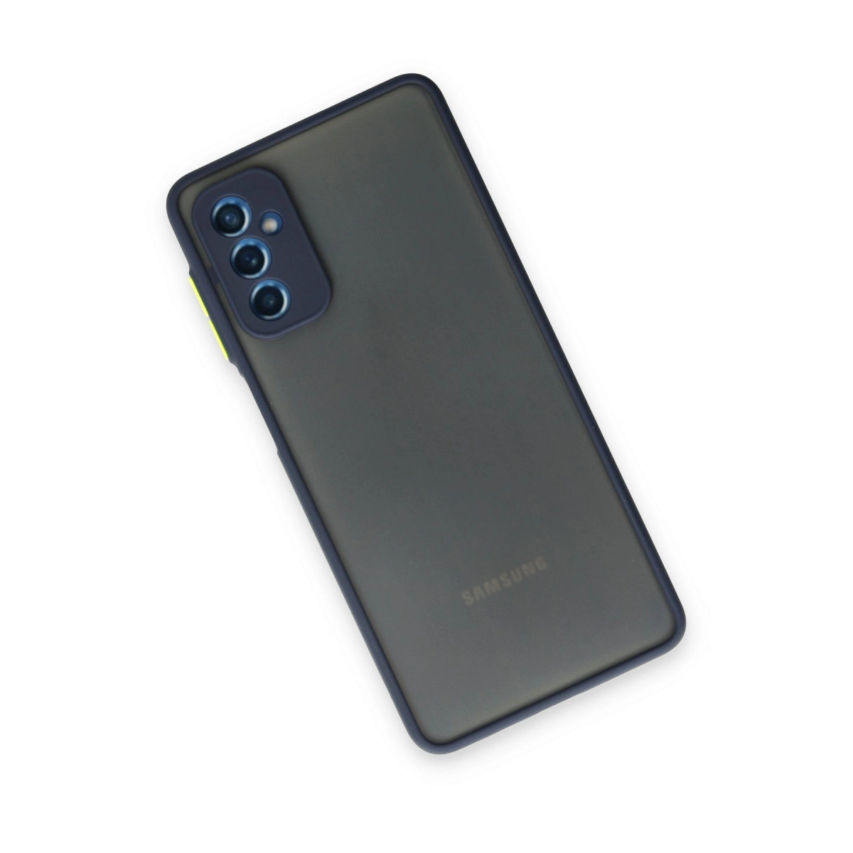 Mavi çerçeveli ve üç kameralı koyu gri Samsung telefon.