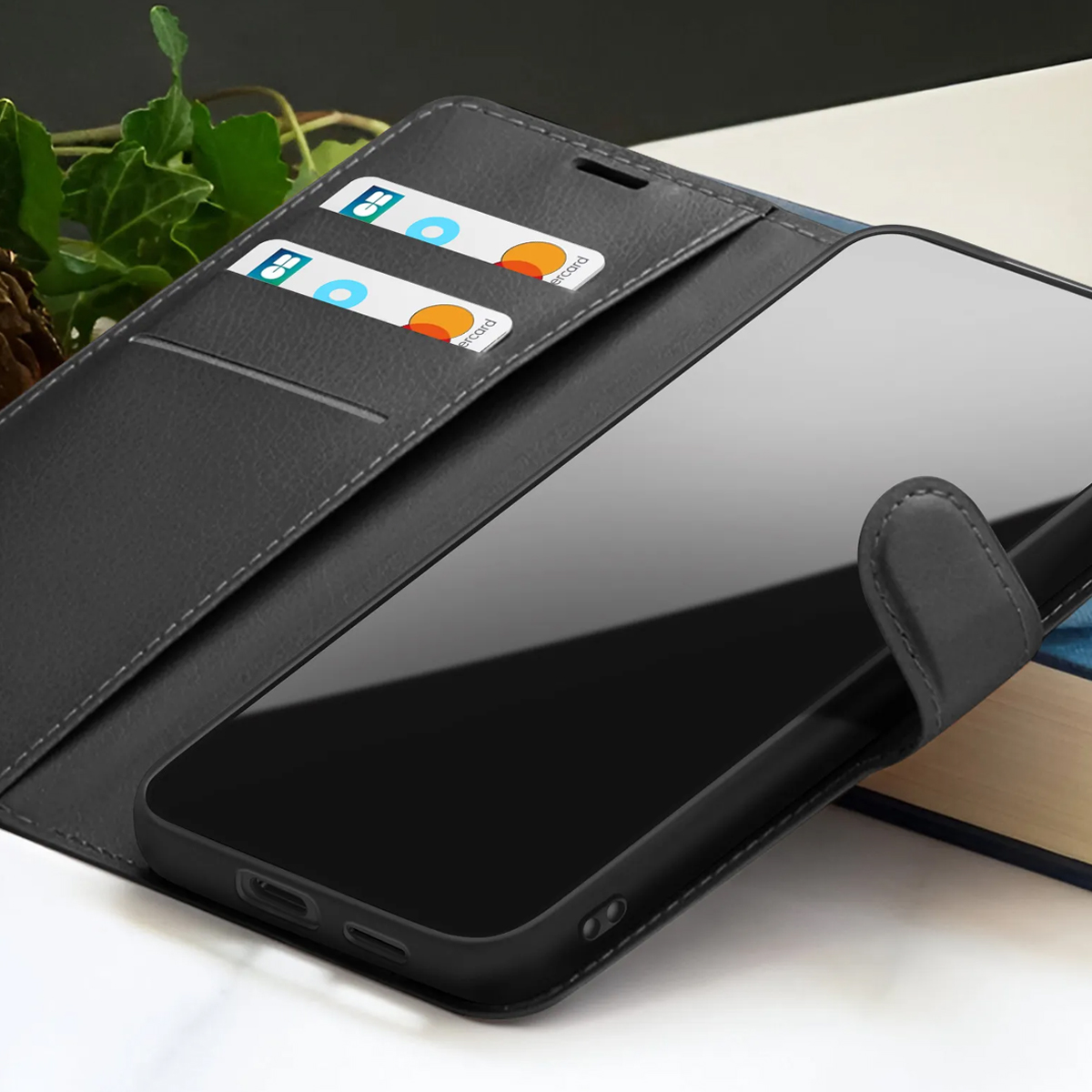 Étui portefeuille à rabat en cuir noir avec deux fentes pour cartes et un smartphone.