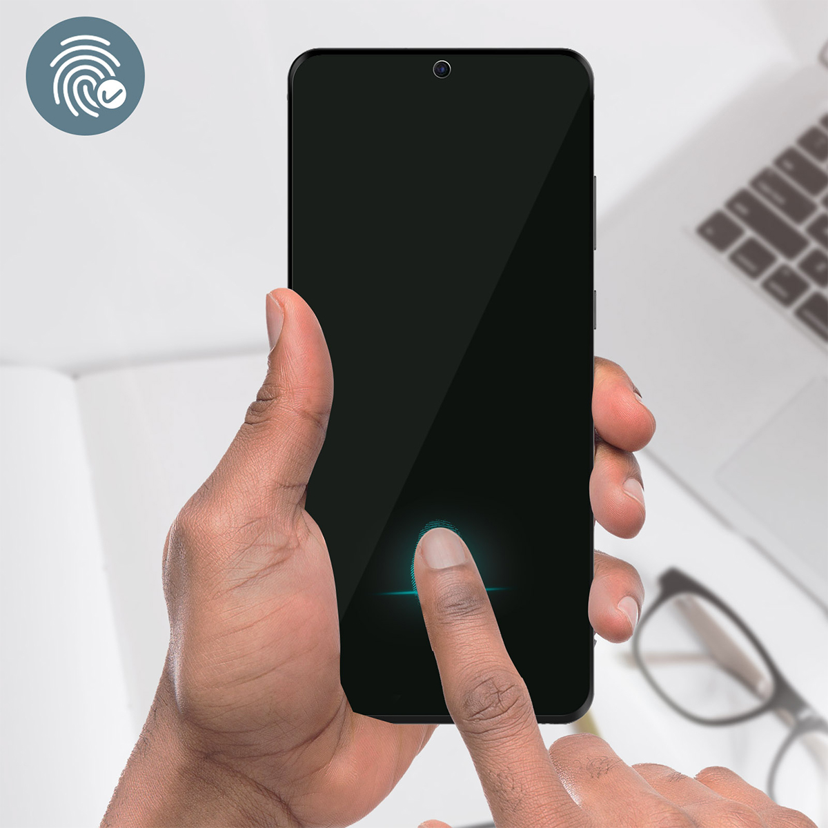 Scansione impronta digitale su schermo scuro smartphone, laptop sullo sfondo.
