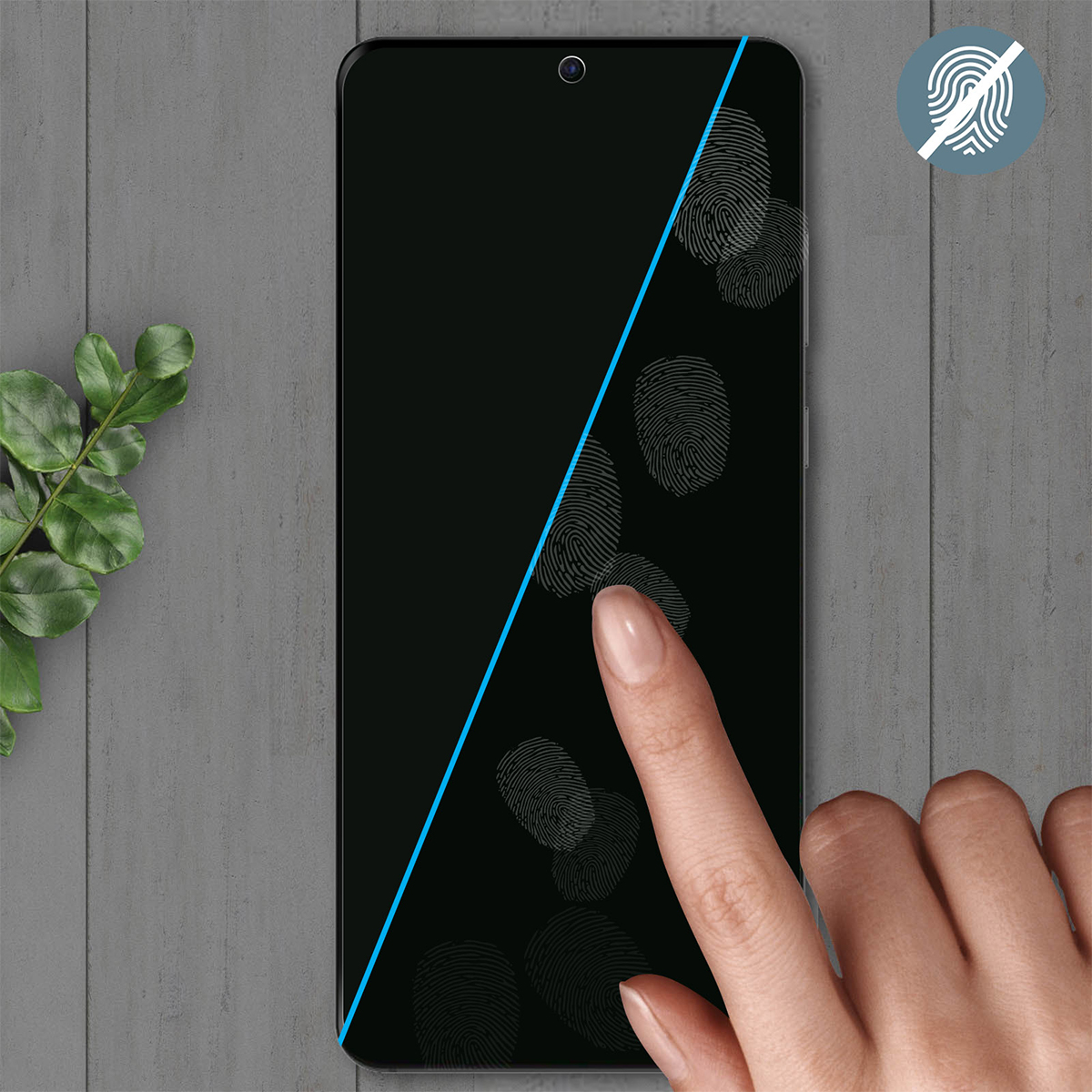 Un dito tocca lo schermo di uno smartphone con impronte digitali e un'icona senza impronte.