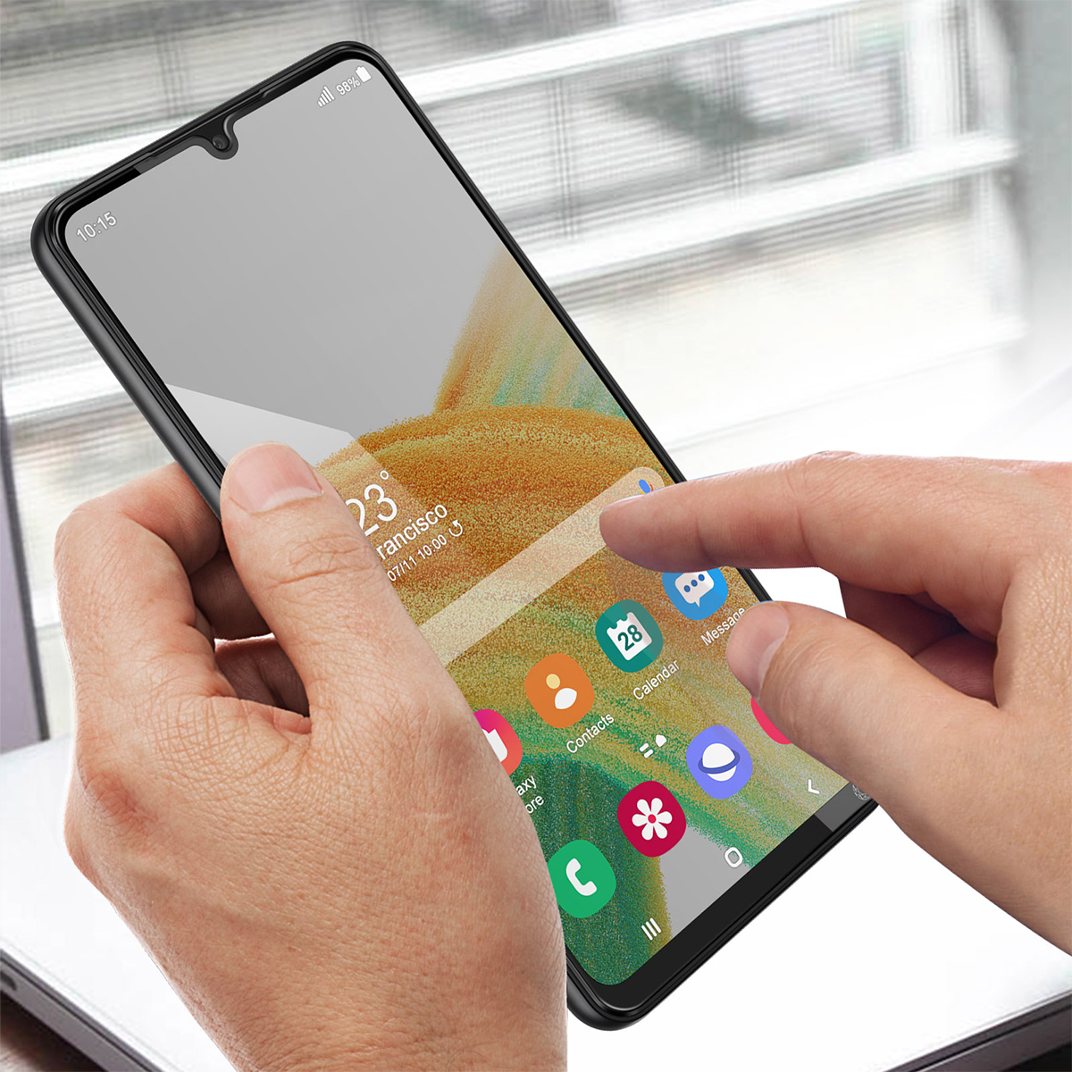 Mani che utilizzano uno smartphone con molte icone di app sullo schermo.