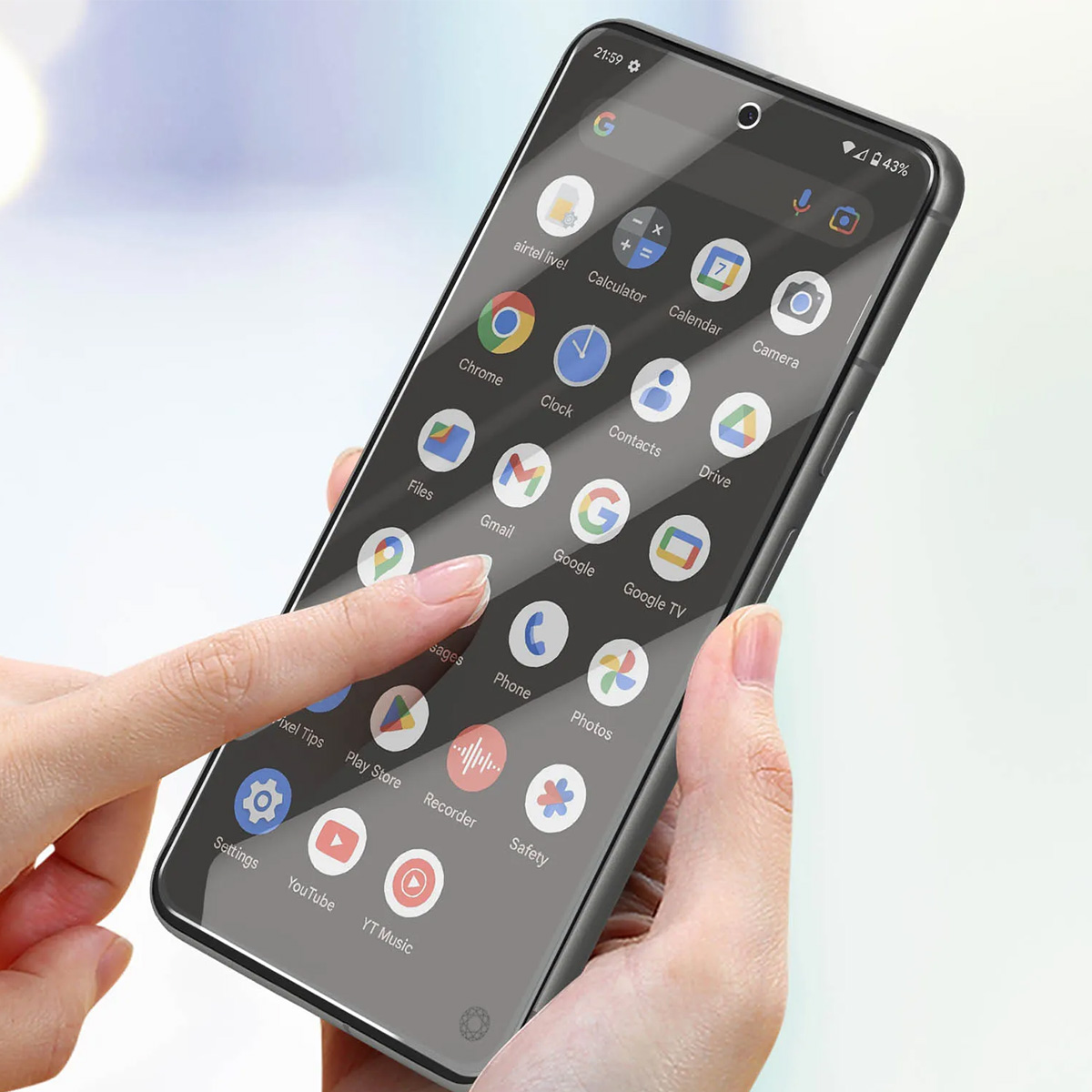 Une main utilise un smartphone avec de nombreuses icônes d'applications. Lumière vive à l'arrière-plan.