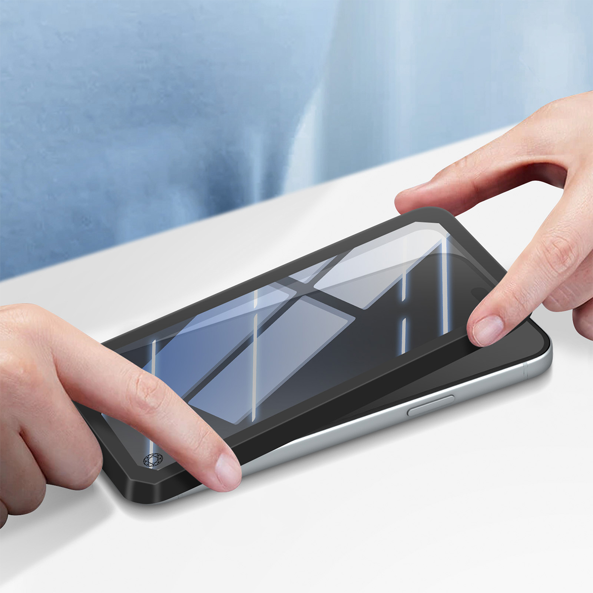 Handen plaatsen een screenprotector op een smartphone.