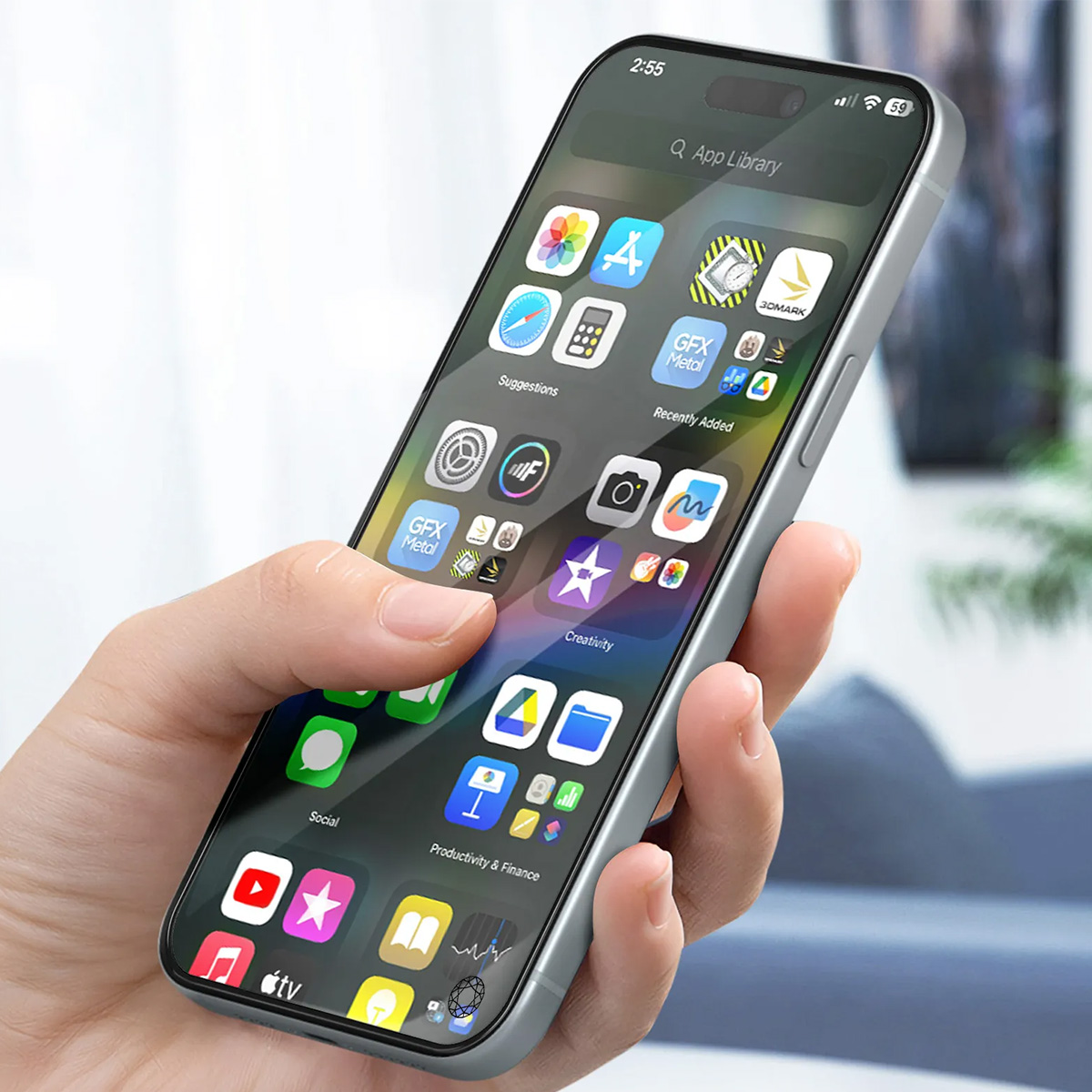 Una mano tiene uno smartphone con icone di app. Lo schermo mostra l'interfaccia della Libreria app.
