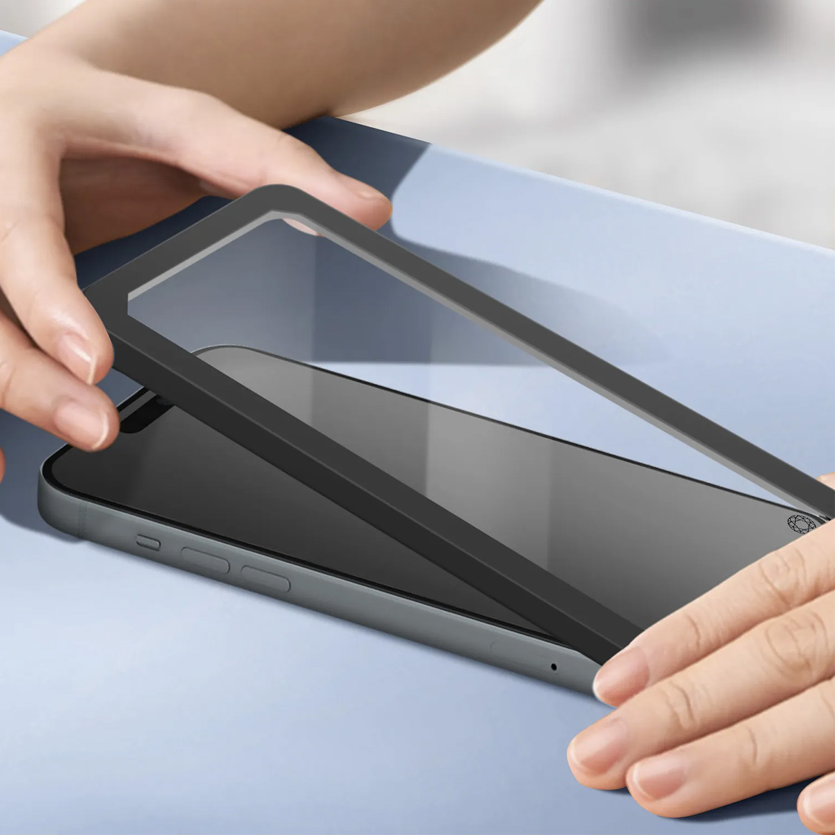 Mani posizionano una cornice nera su uno smartphone.
