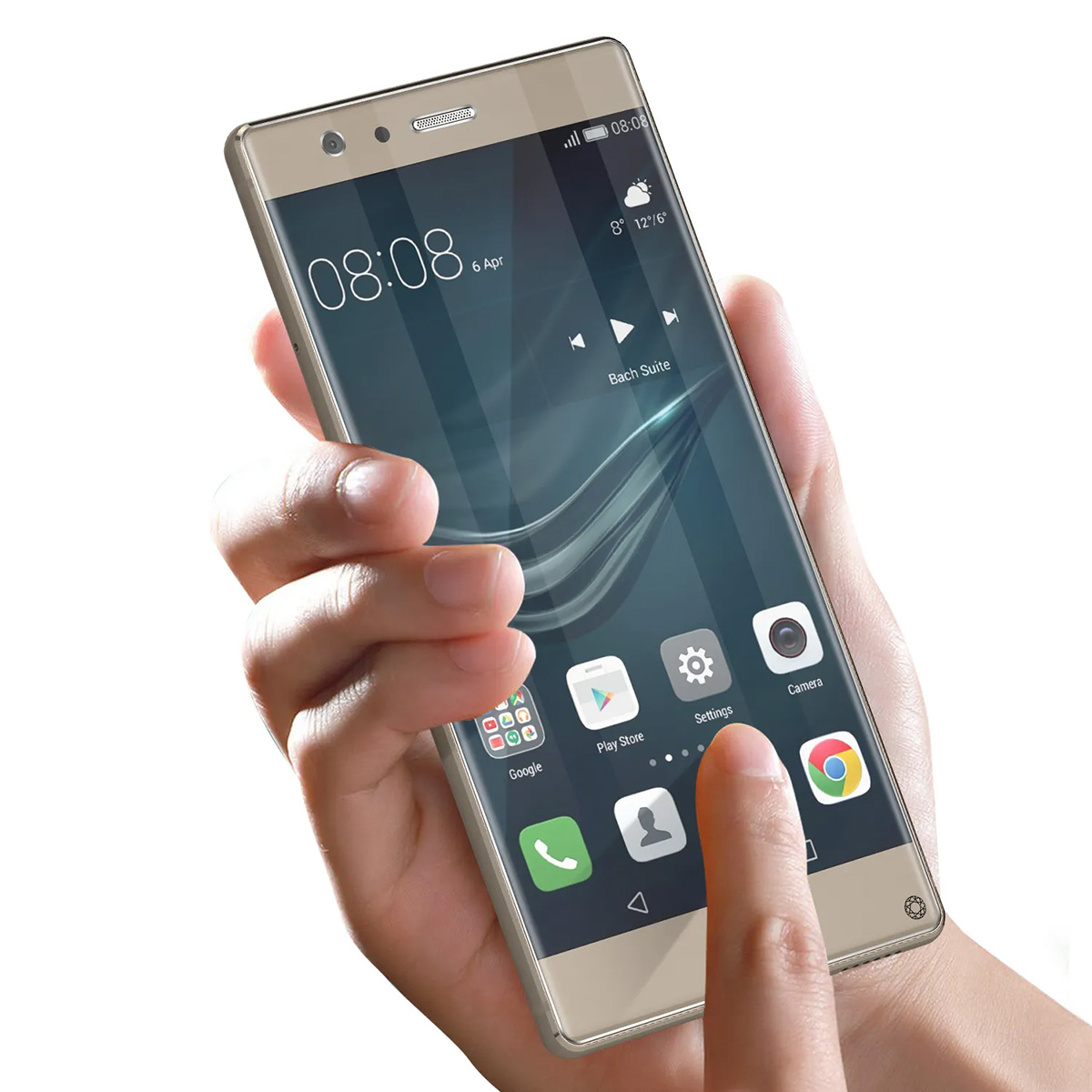Una mano tiene uno smartphone dorato con uno sfondo scuro.