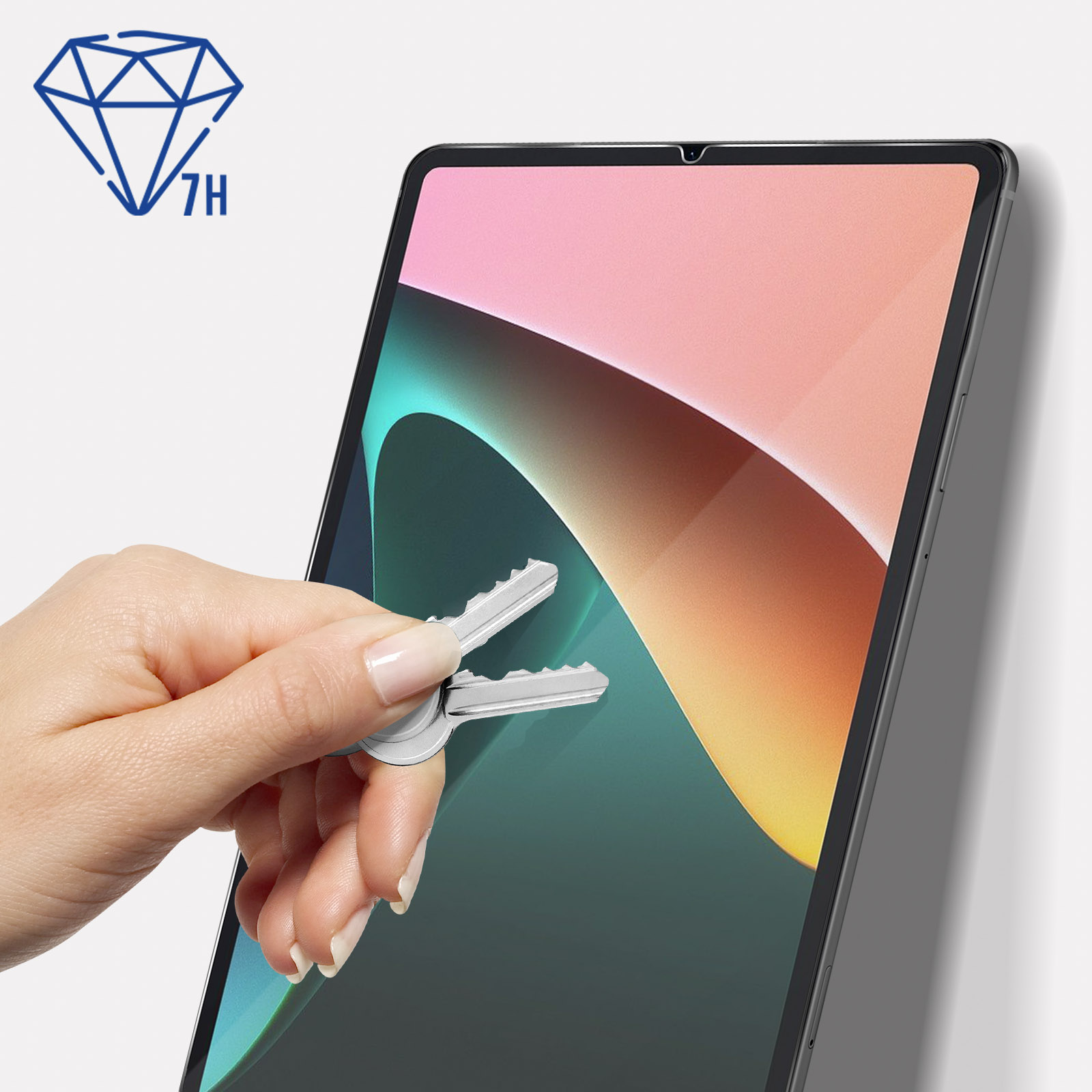 Una mano tiene due chiavi davanti a un tablet con logo 7H.