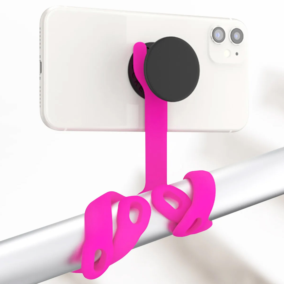 Uno smartphone bianco con impugnatura nera e supporto rosa attaccato a una barra.