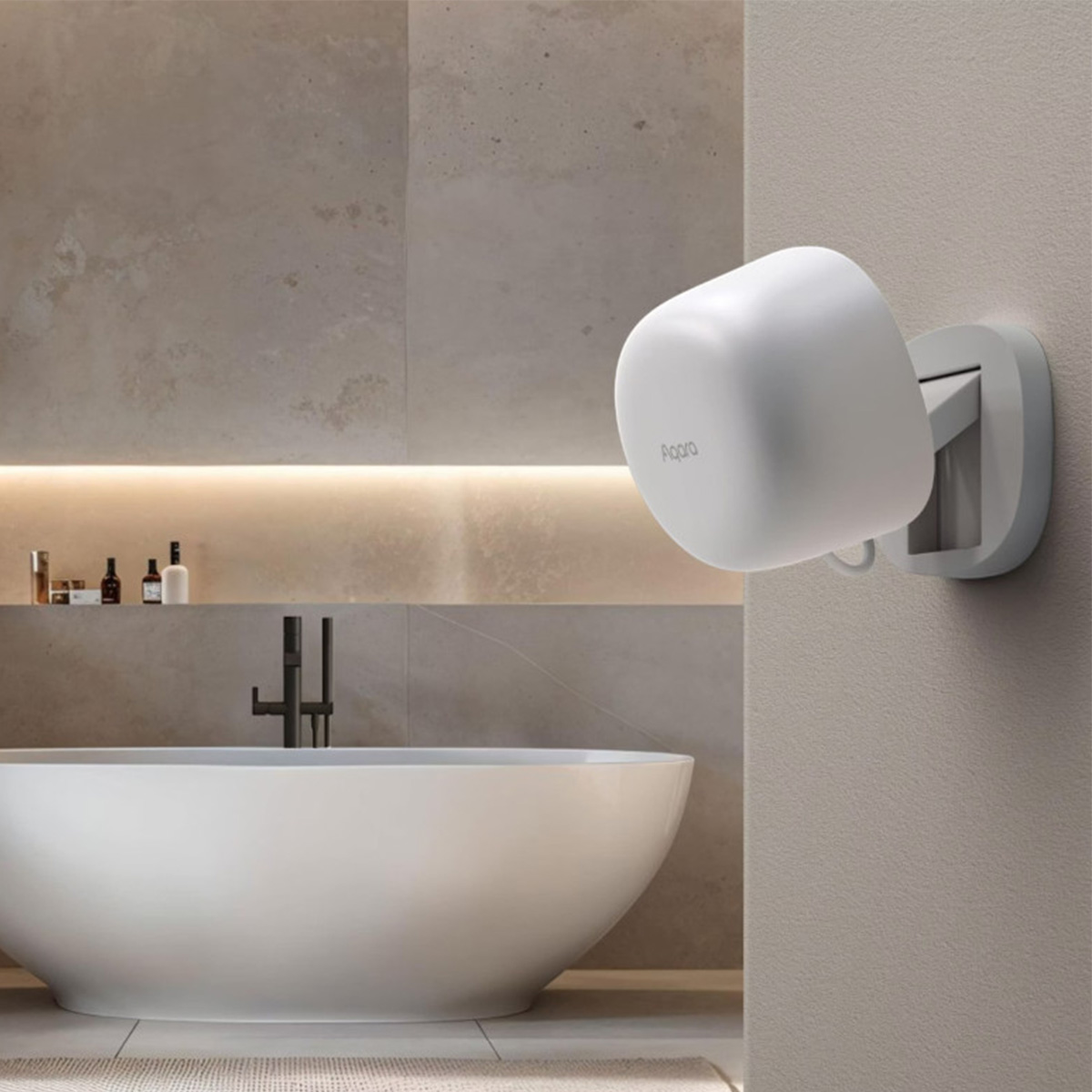 Ein weißes smartes Gerät ist an einer Wand montiert, daneben eine Badewanne.