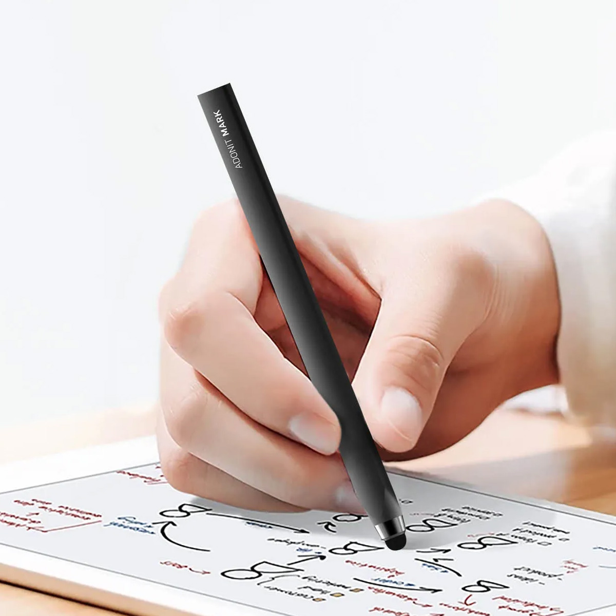 Una mano tiene uno stilo nero su un tablet con un diagramma.