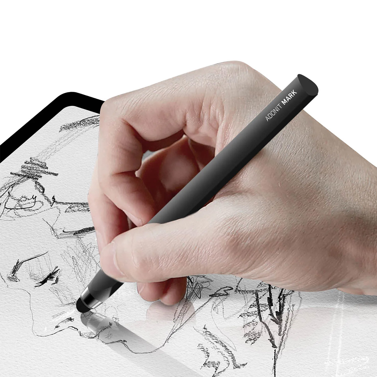 Una mano tiene uno stilo nero, disegnando su un tablet con schizzi.