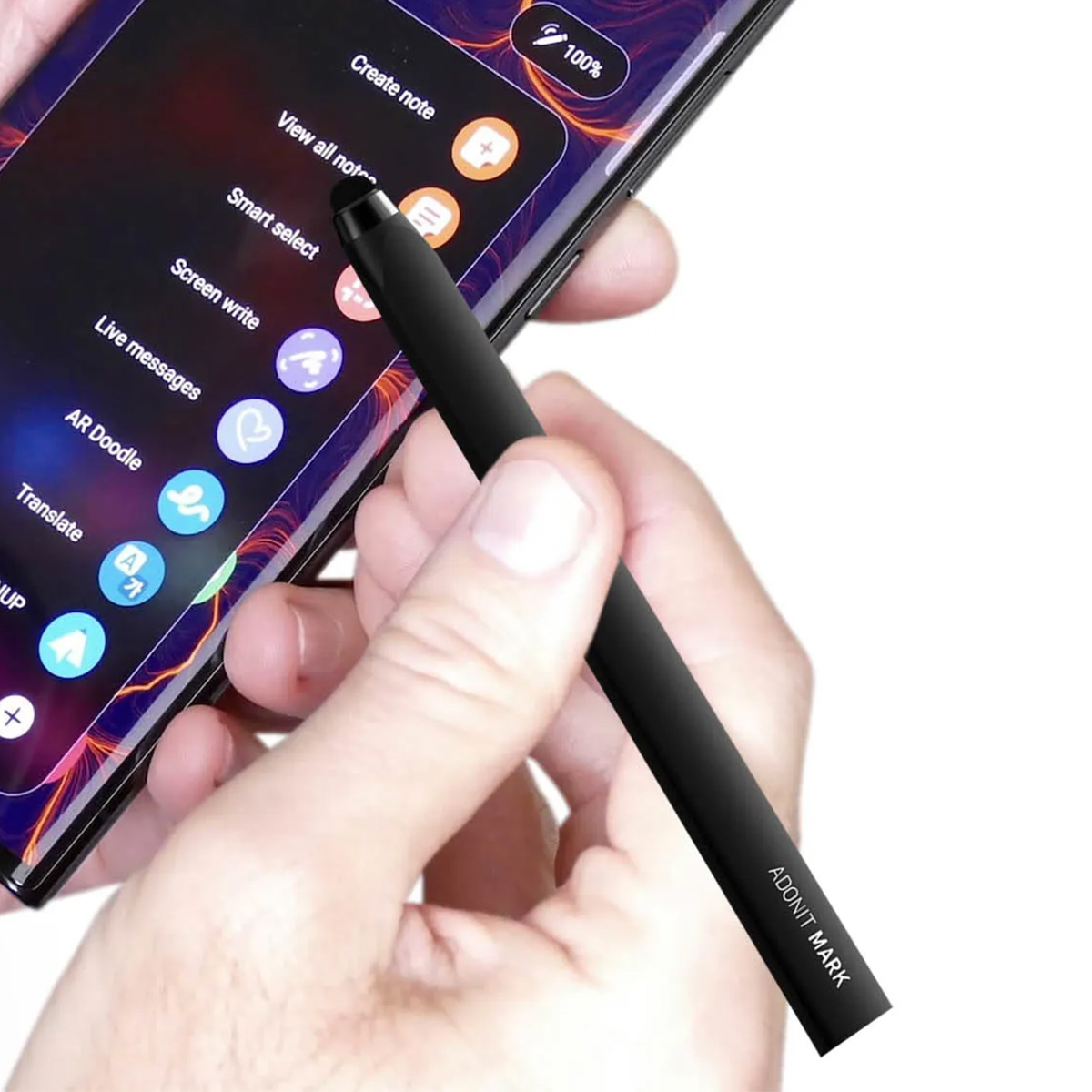 Una mano tiene uno stilo nero su uno schermo di smartphone con opzioni di menu.