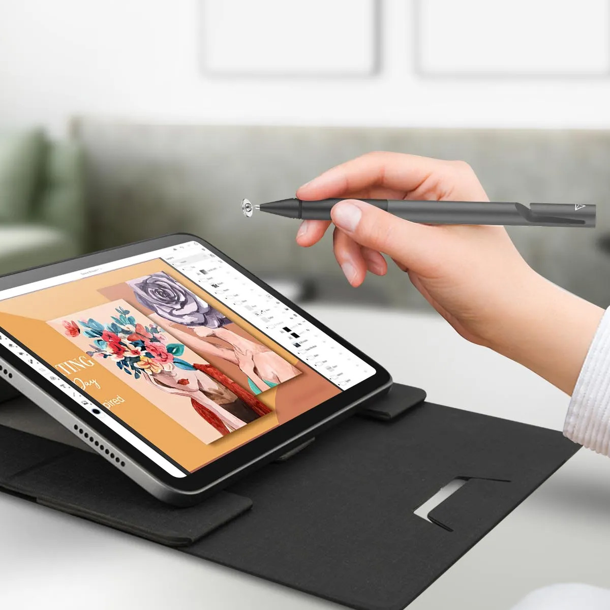 Mano tiene stilo su tablet con arte digitale. Primo piano.