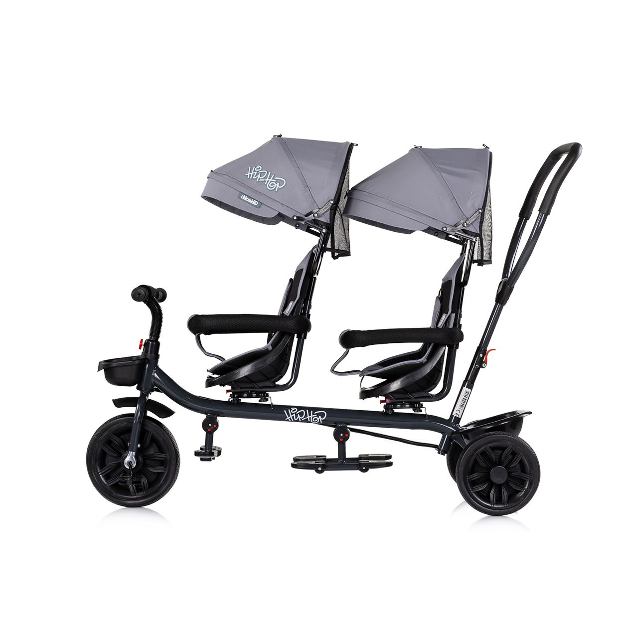 Ein dunkelgraues Tandem-Dreirad mit zwei Sitzen, Sonnenschirmen und Elternlenker.