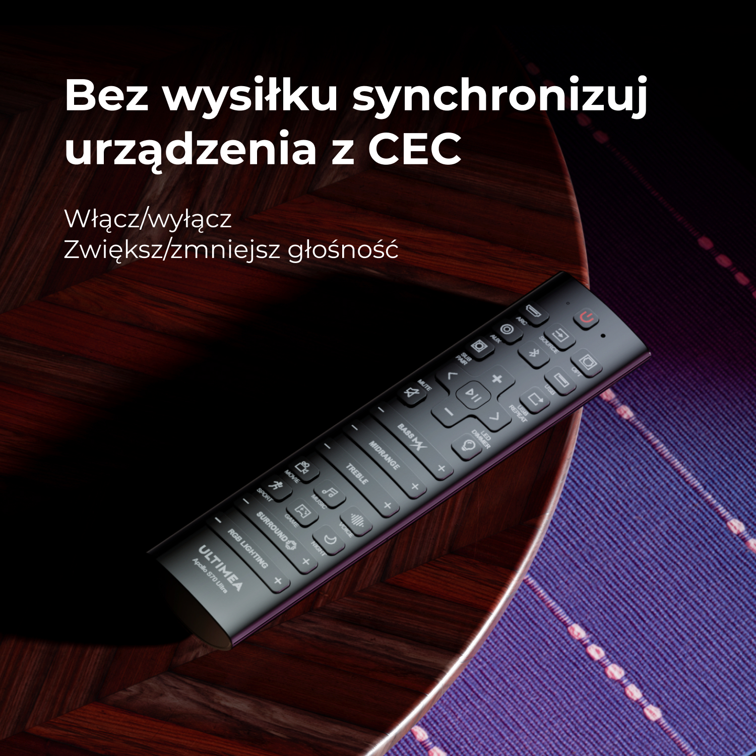 Czarny pilot z przyciskami leży na drewnianym stole.