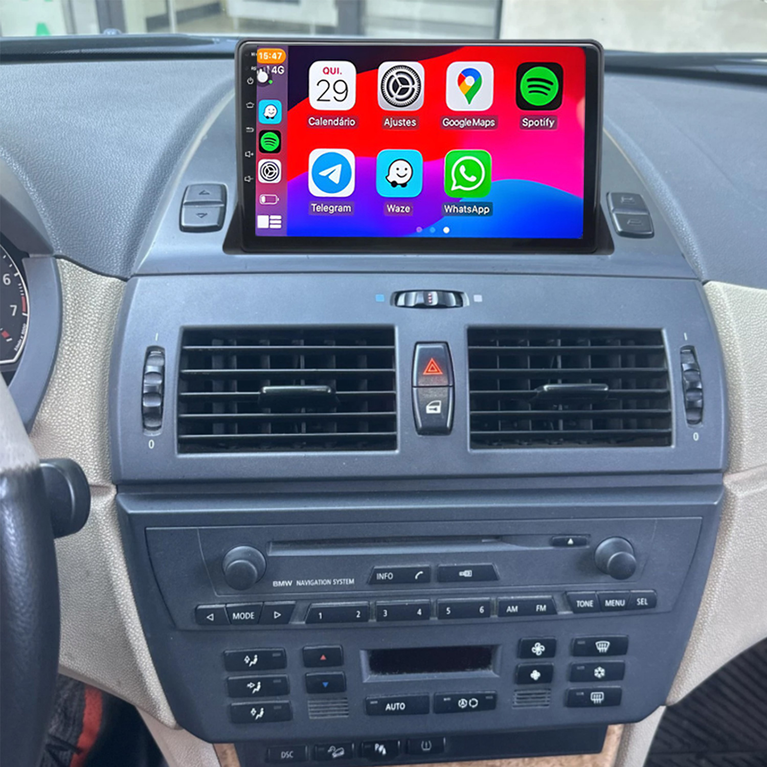 Armaturenbrett eines Autos mit einem großen Touchscreen-Infotainmentsystem.