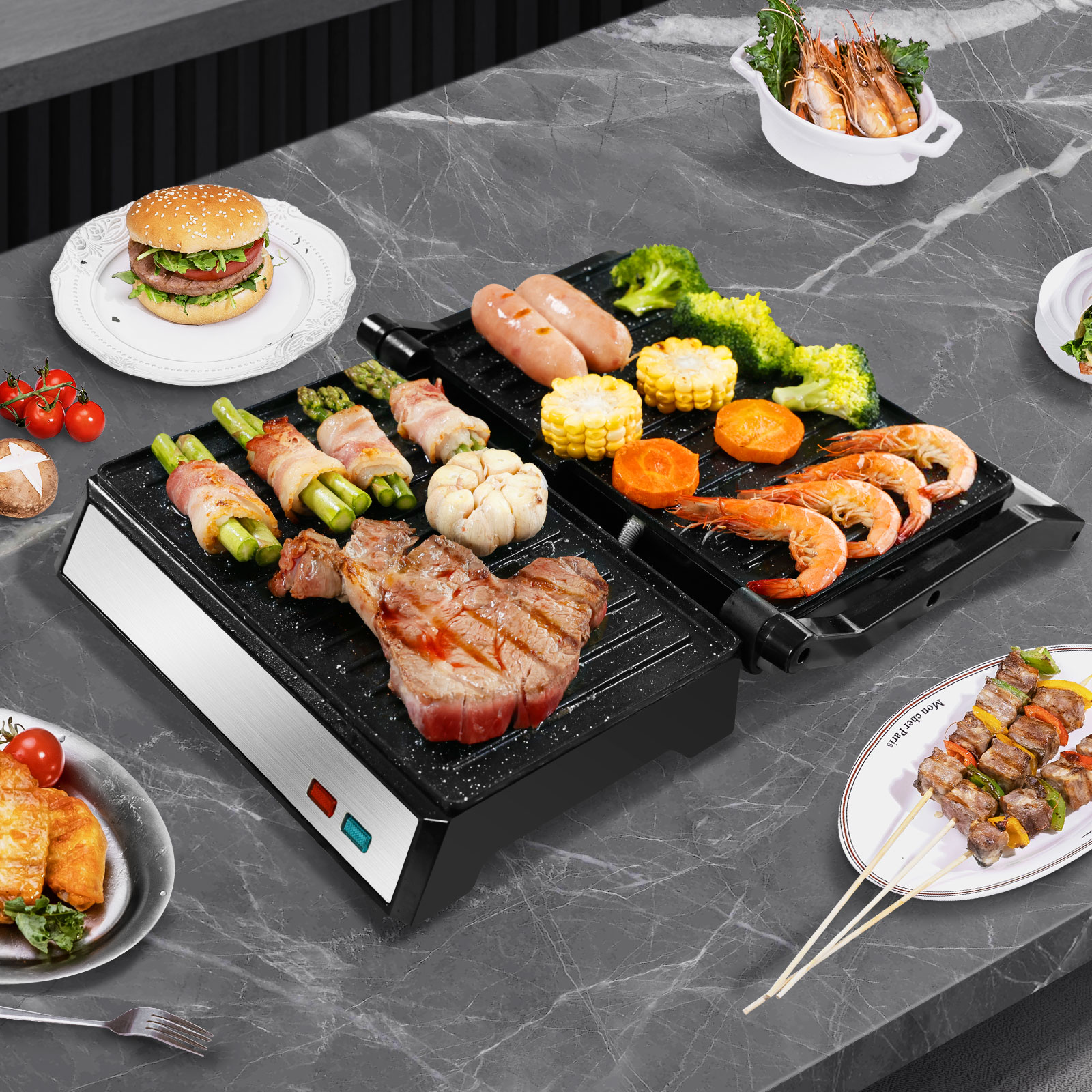 Ein Grill mit Steak, Spargel, Würstchen, Garnelen und Gemüse.