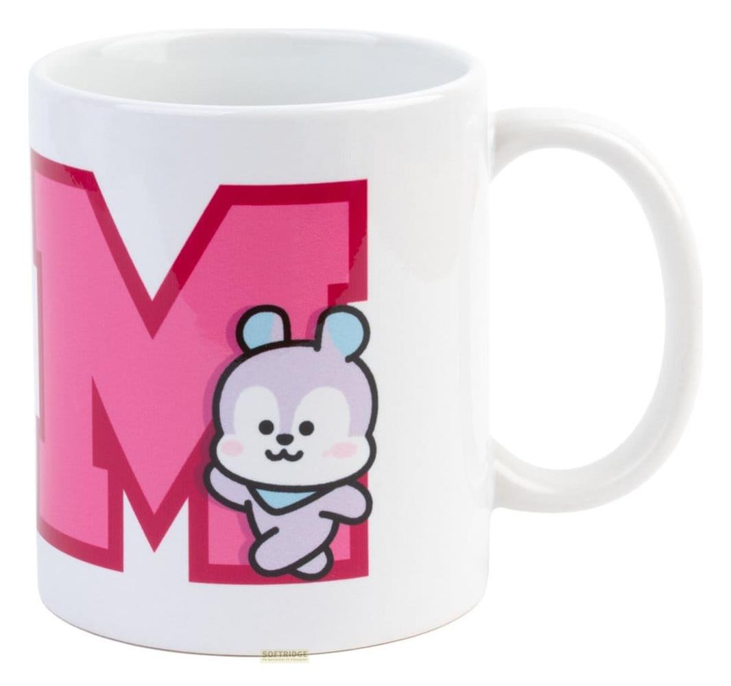Eine weiße Tasse mit einem großen rosa M und einem süßen lila Bären mit blauen Ohren.