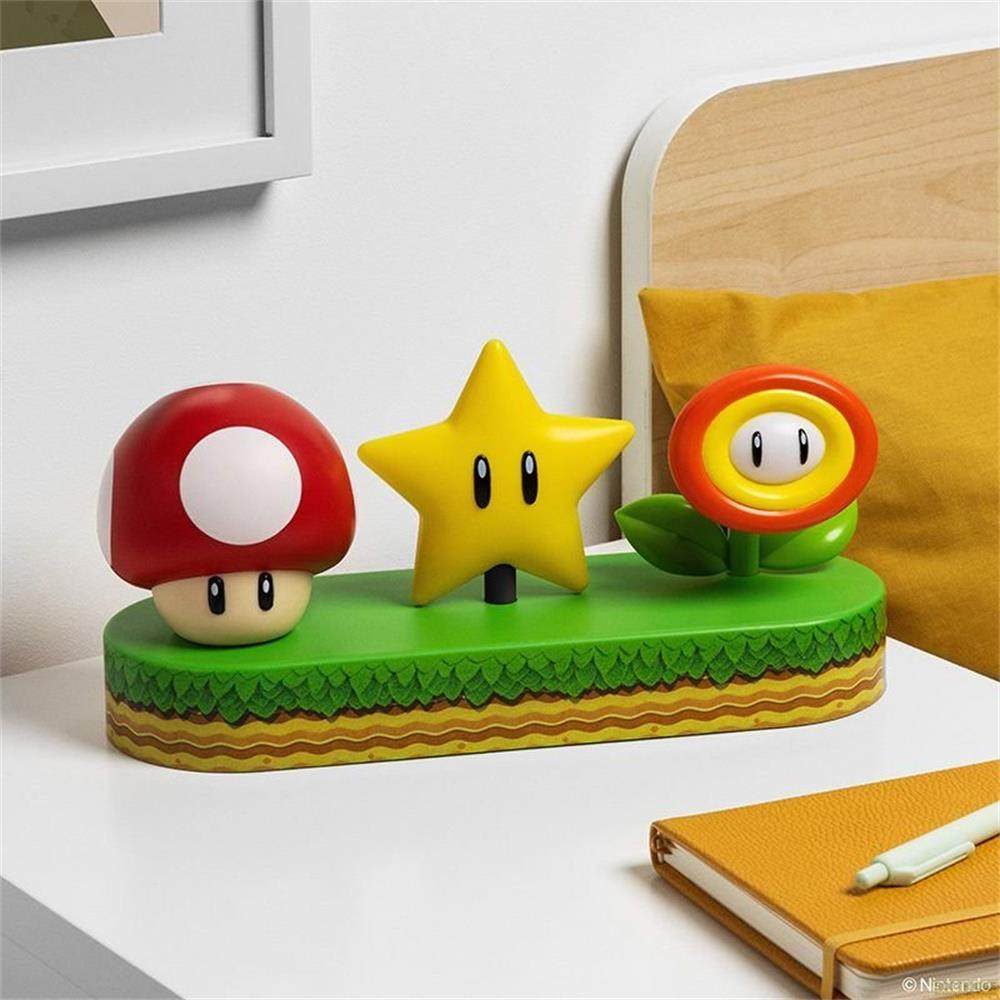 Personaggi di Mario: un fungo, una stella e un fiore su una base verde e erbosa.