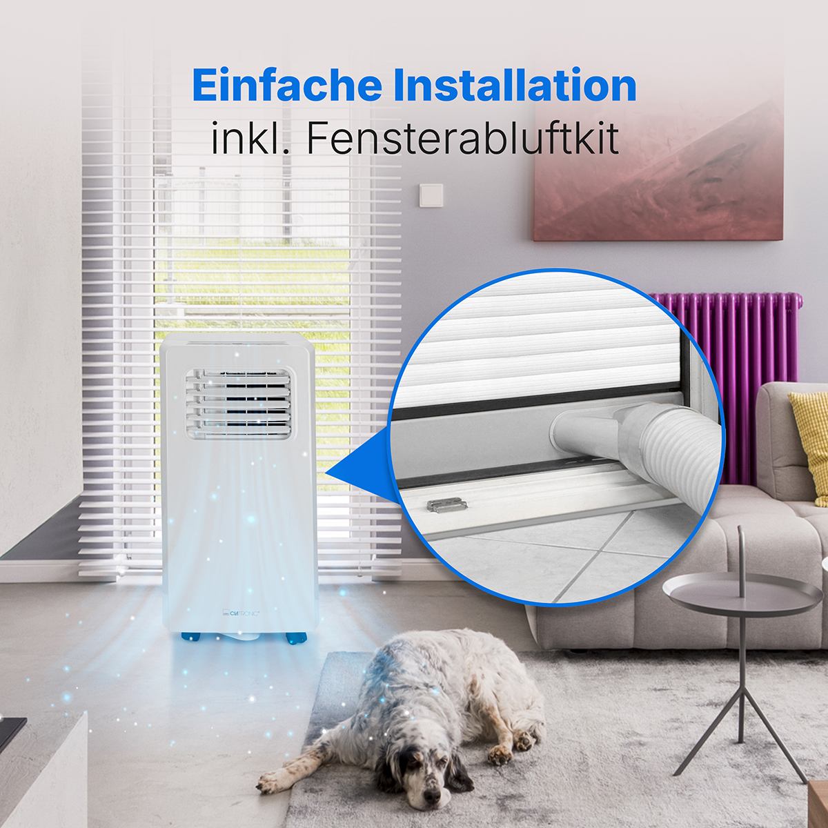 Ein weißer mobile Klimaanlage mit Abluftschlauch an einem Fenster und liegender Hund.