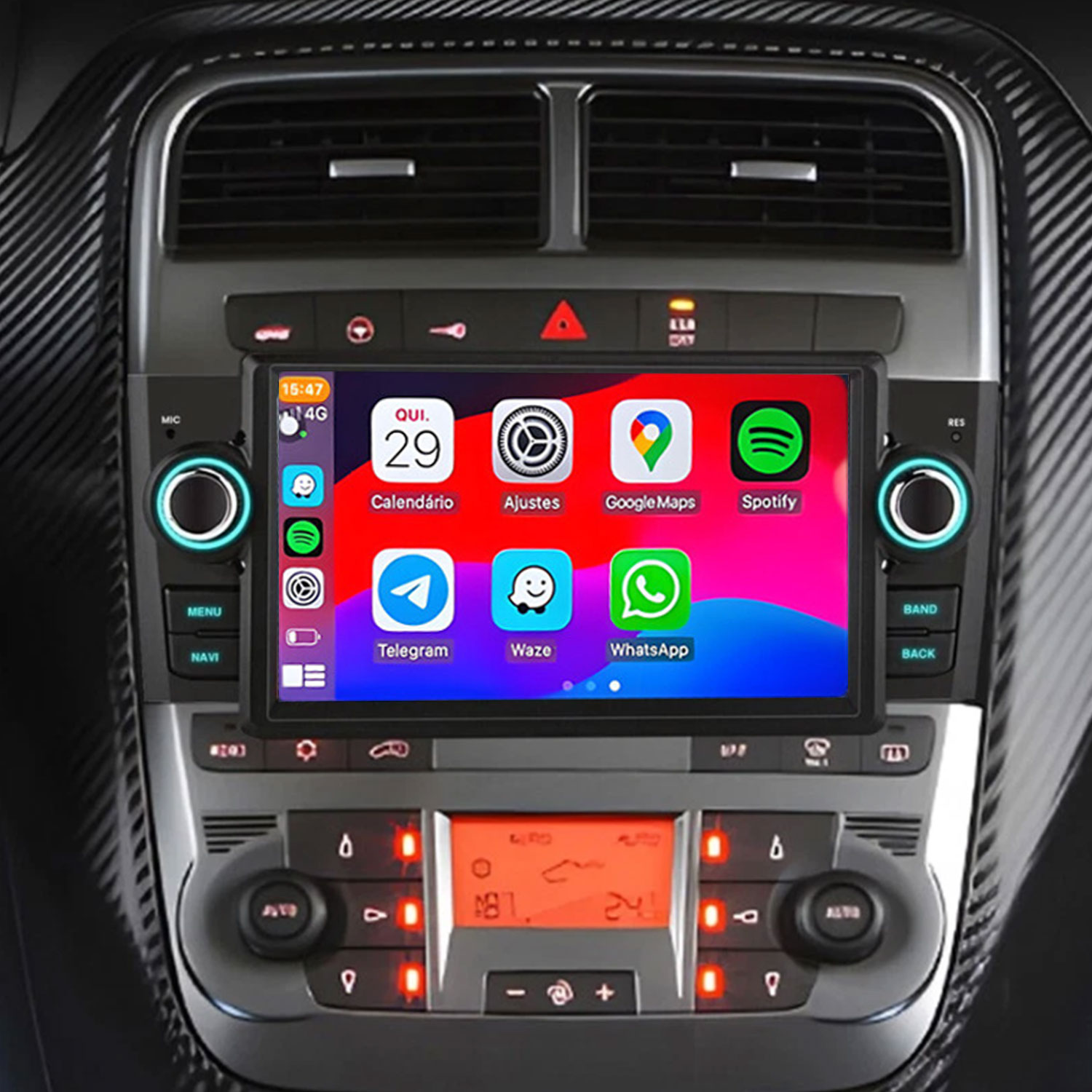 Sistema di infotainment per auto con app come Calendario, Google Maps e Spotify.