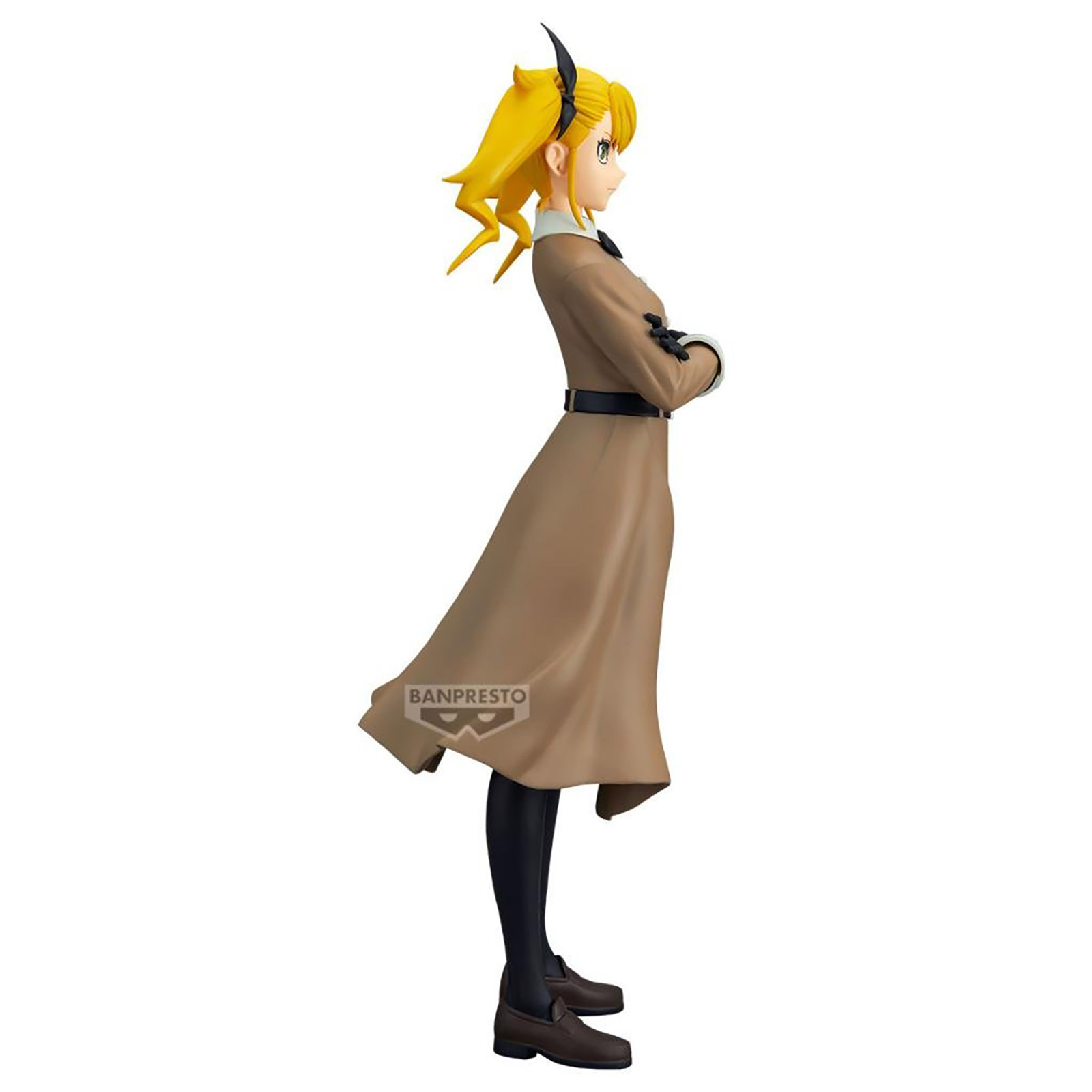 Figura de anime de chica con pelo amarillo en abrigo marrón, brazos cruzados.