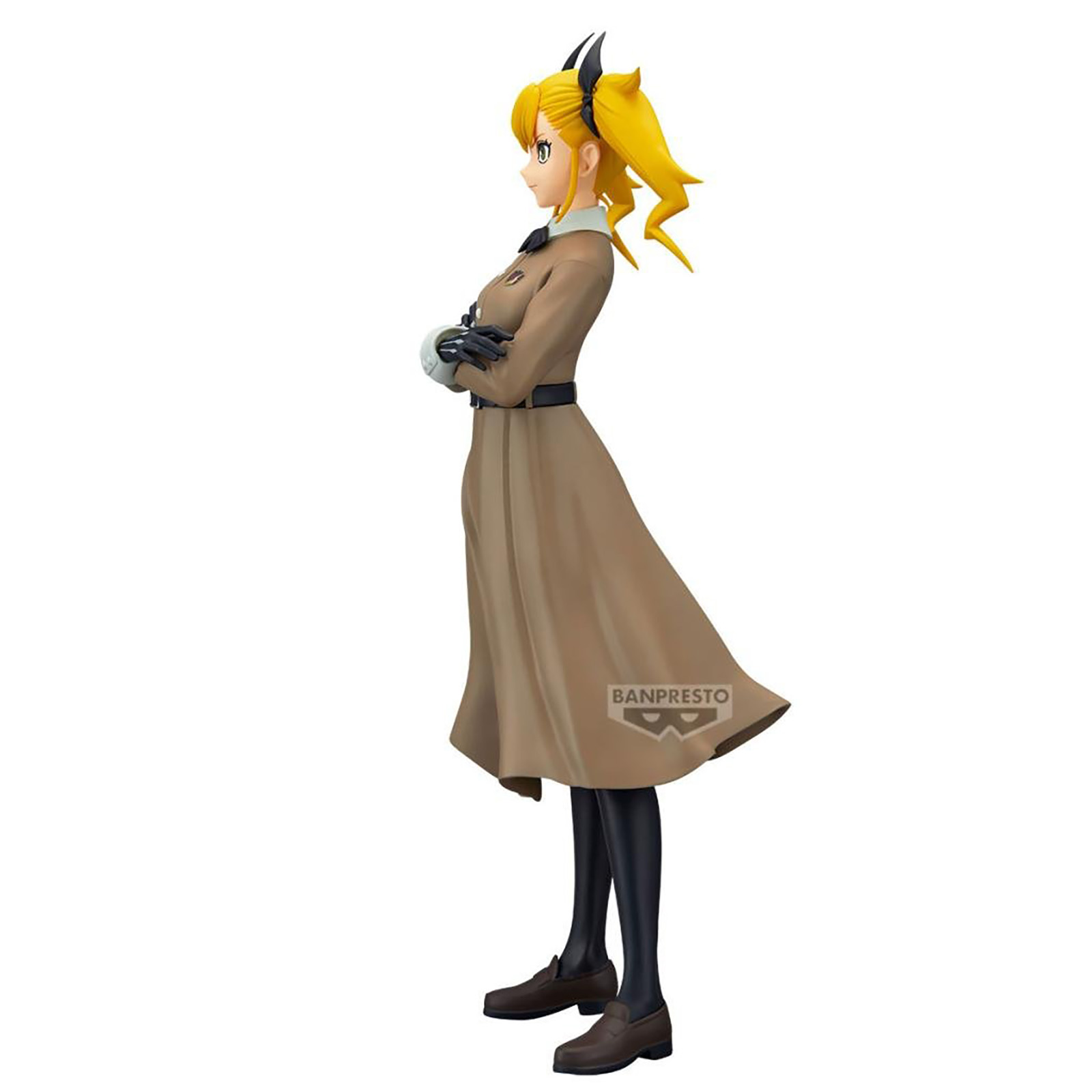 Una figura de anime con abrigo beige, brazos cruzados y pelo amarillo.