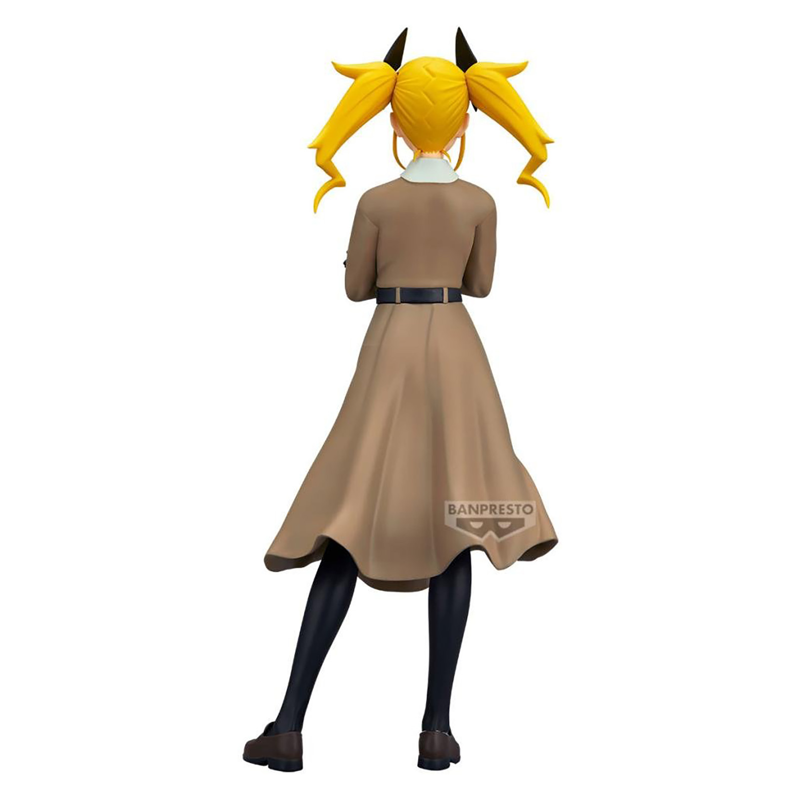 Una figura con pelo amarillo, vestido marrón y medias negras.