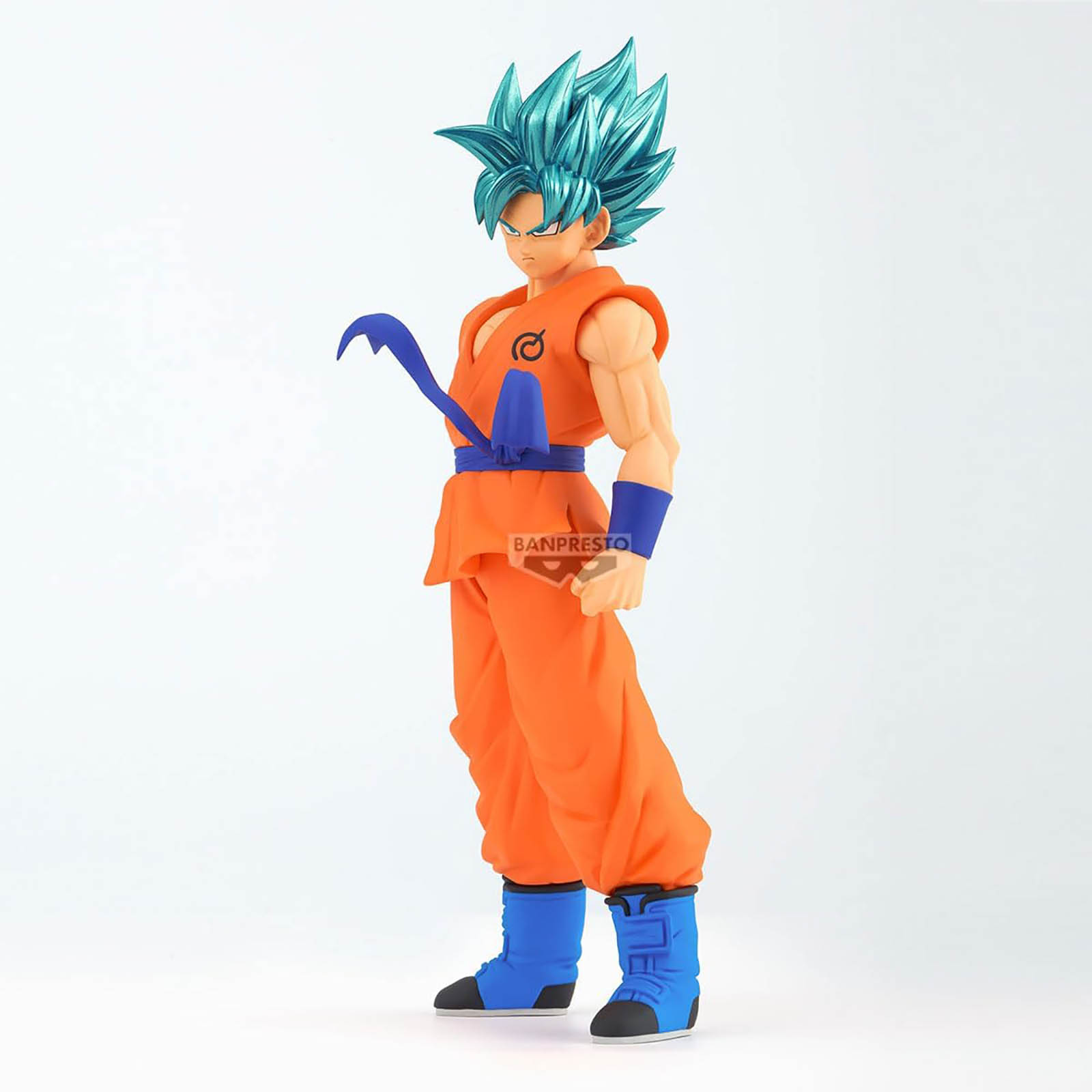 Eine Actionfigur von Goku mit blauem Haar, orangefarbenem Anzug und blauen Stiefeln.