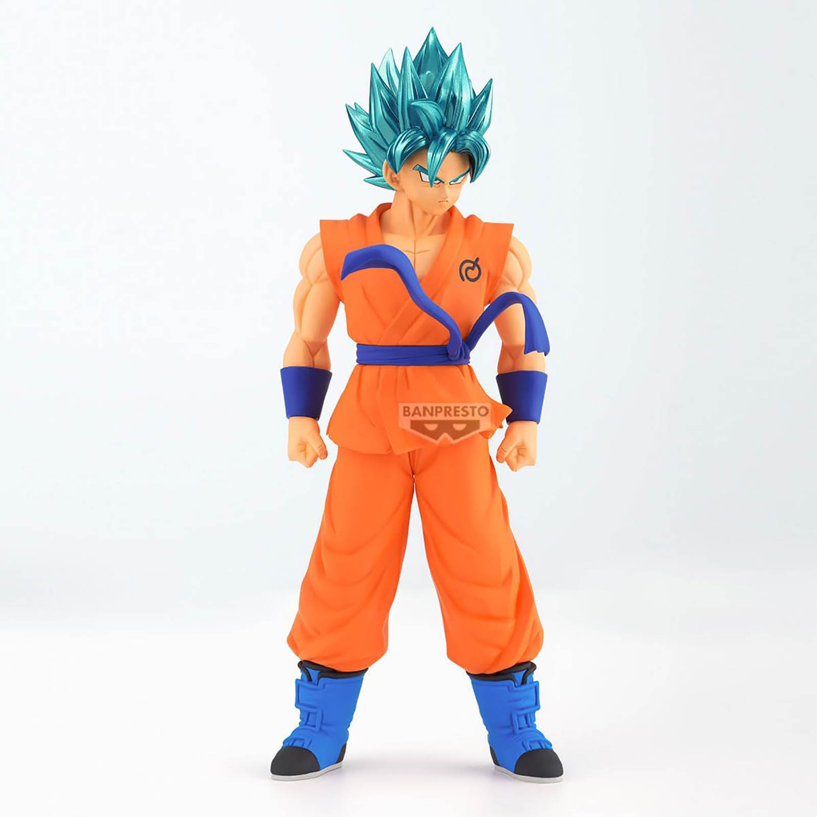 Eine Figur von Goku mit blauem Haar in orangefarbener Kleidung und blauen Stiefeln.
