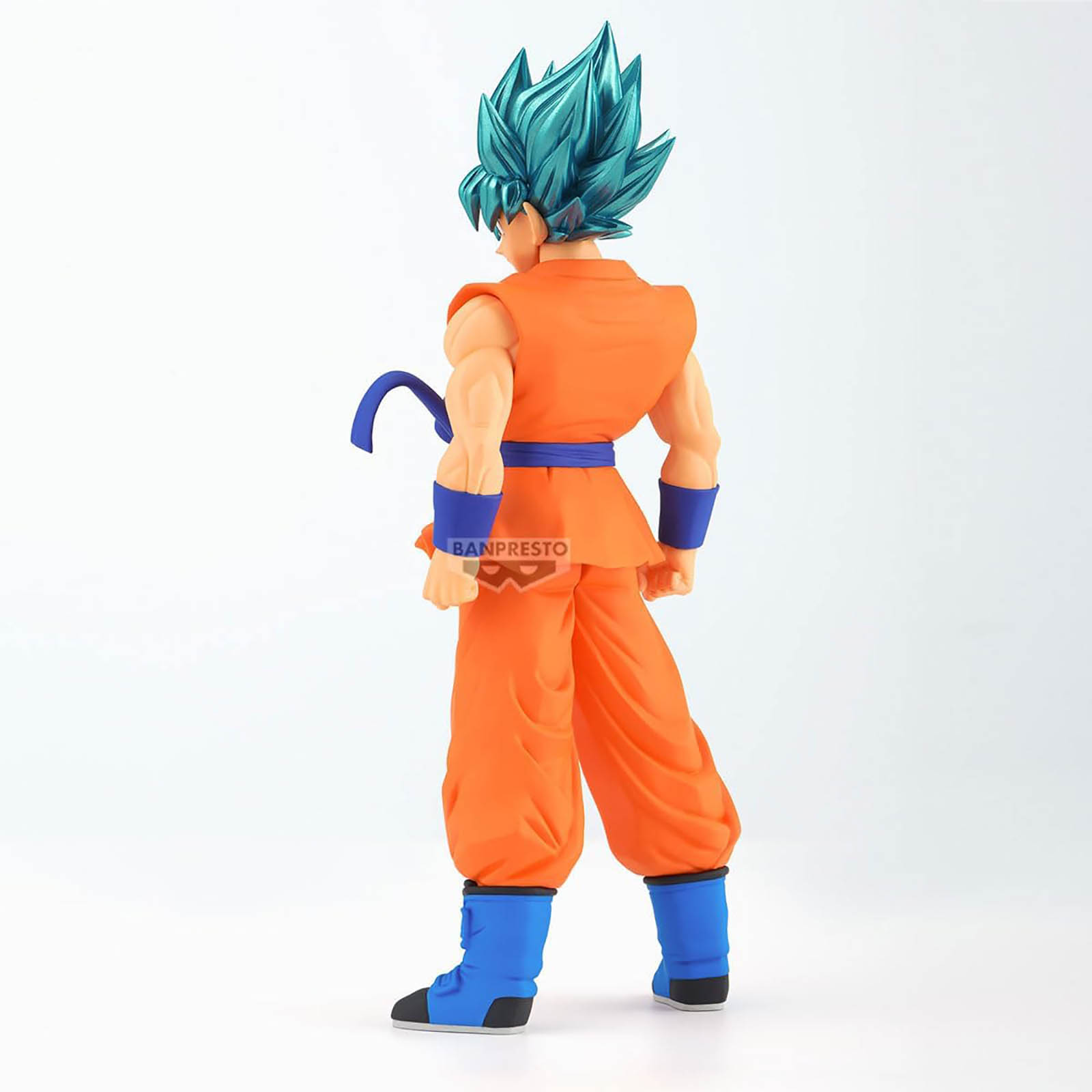 Eine Figur von Goku in Orange mit blauen Akzenten und blauem Haar.