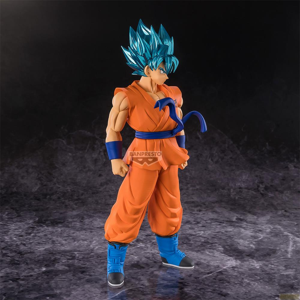 Eine Actionfigur von Goku in seiner blauen Haarform, gekleidet in ein orangefarbenes Outfit.