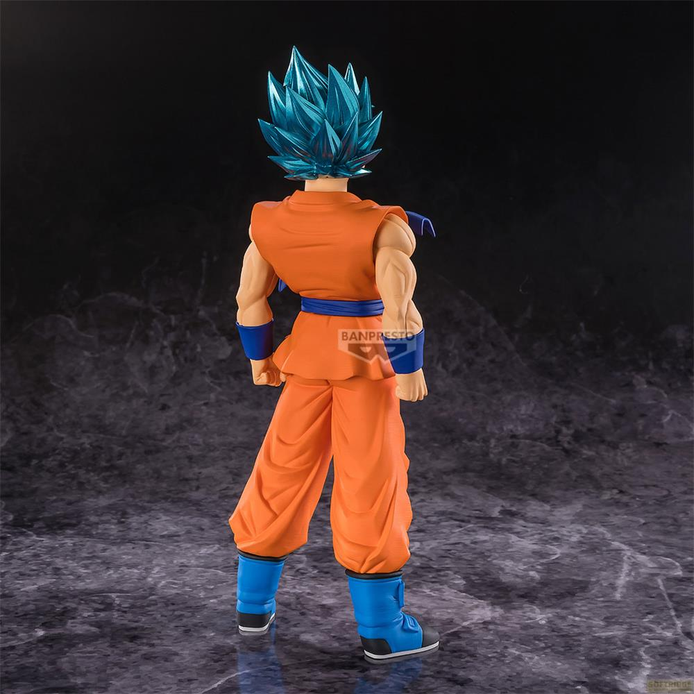 Eine Actionfigur von Goku mit blauen Haaren steht mit dem Rücken zum Betrachter.