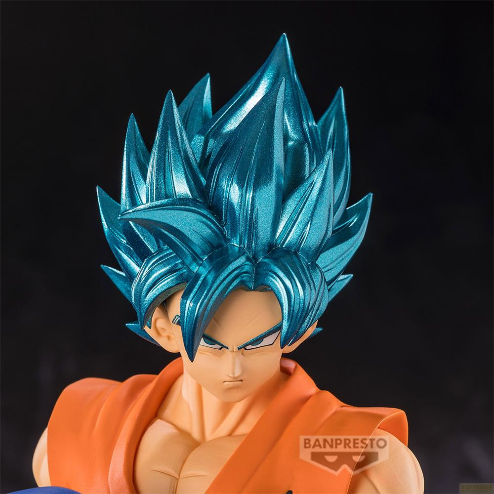 Eine Actionfigur von Goku mit leuchtend blauem Haar und orangefarbenem Outfit.