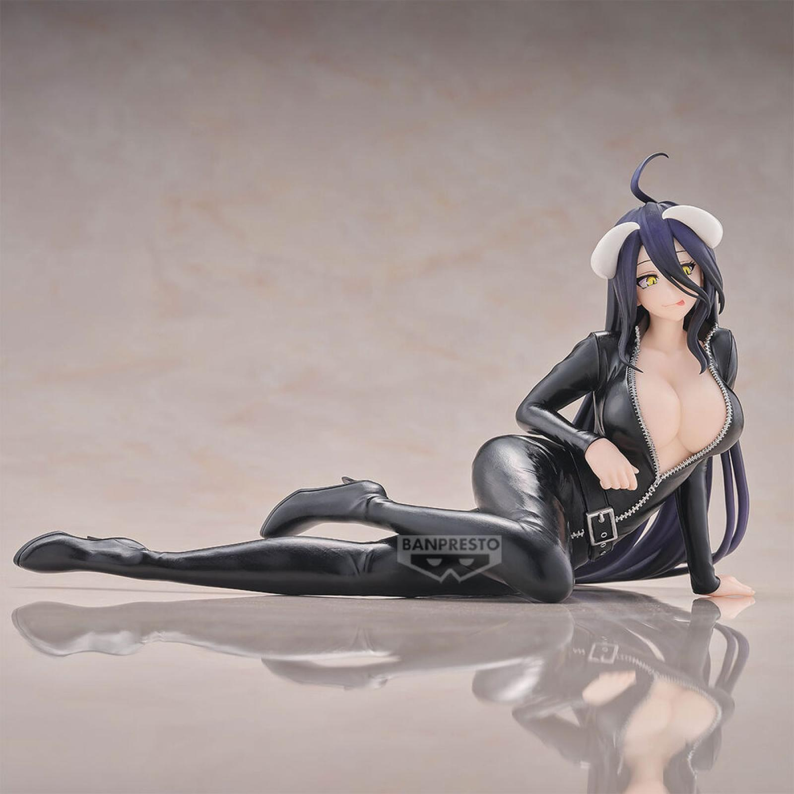 Figura de anime en traje de cuero negro, tumbada sobre superficie reflectante.