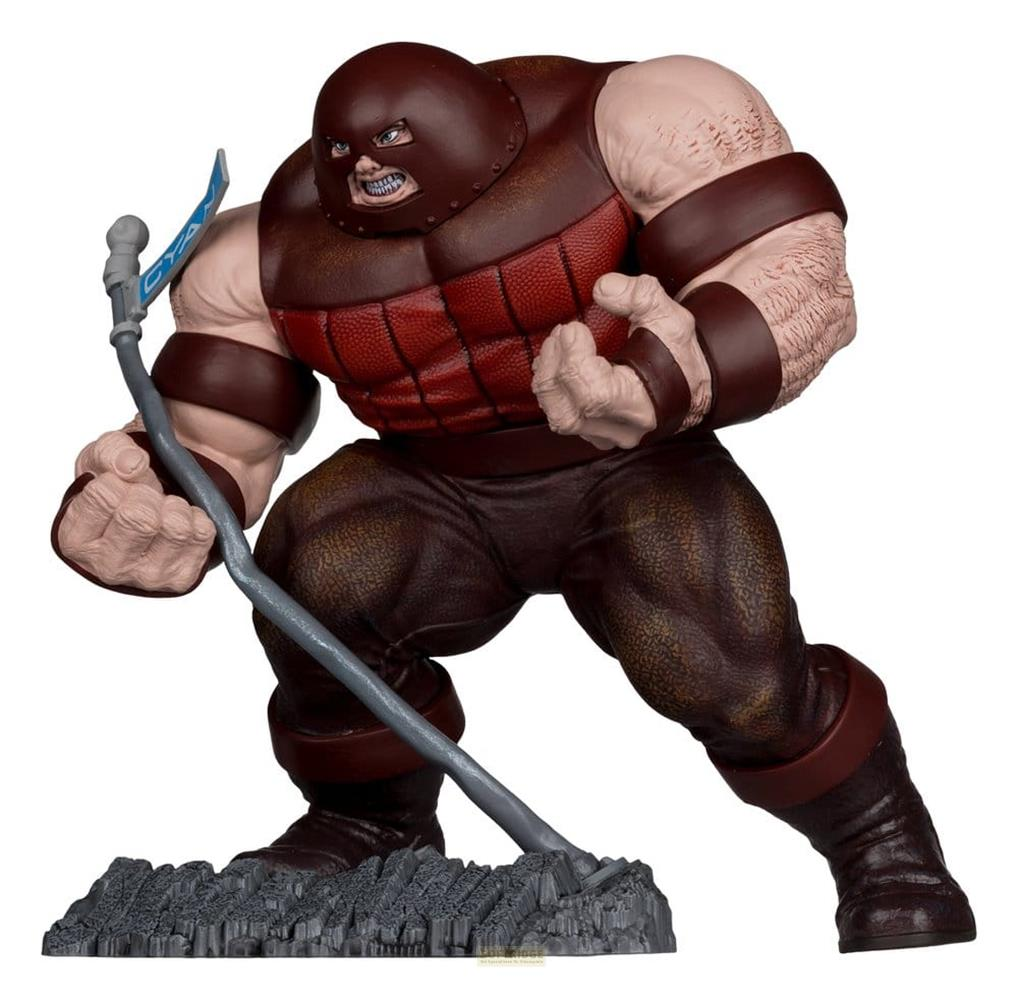 Juggernaut-Figur mit braunem Helm, rotem Brustpanzer und brauner Hose, hält Stab.