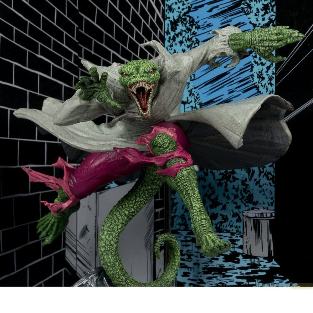 Grüne Echsenfigur mit weißem Mantel, lila Hose, in dynamischer Pose.