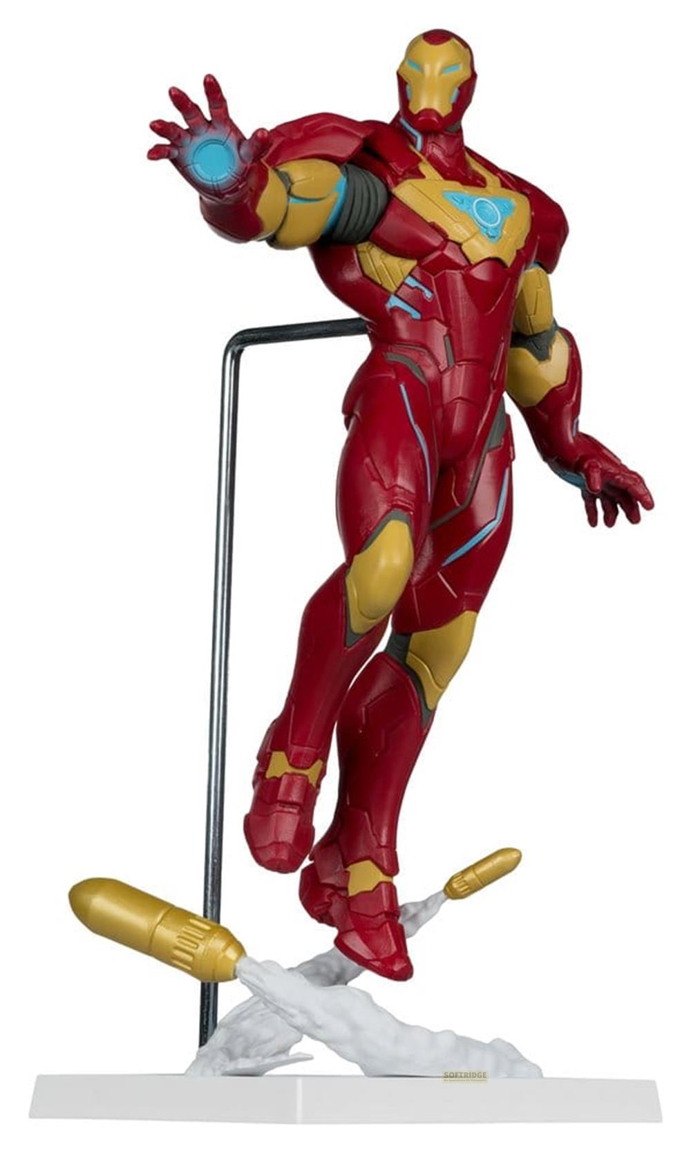 Iron Man Figur in Rot und Gold mit blauem Lichtstrahl aus der Hand auf weißem Sockel.