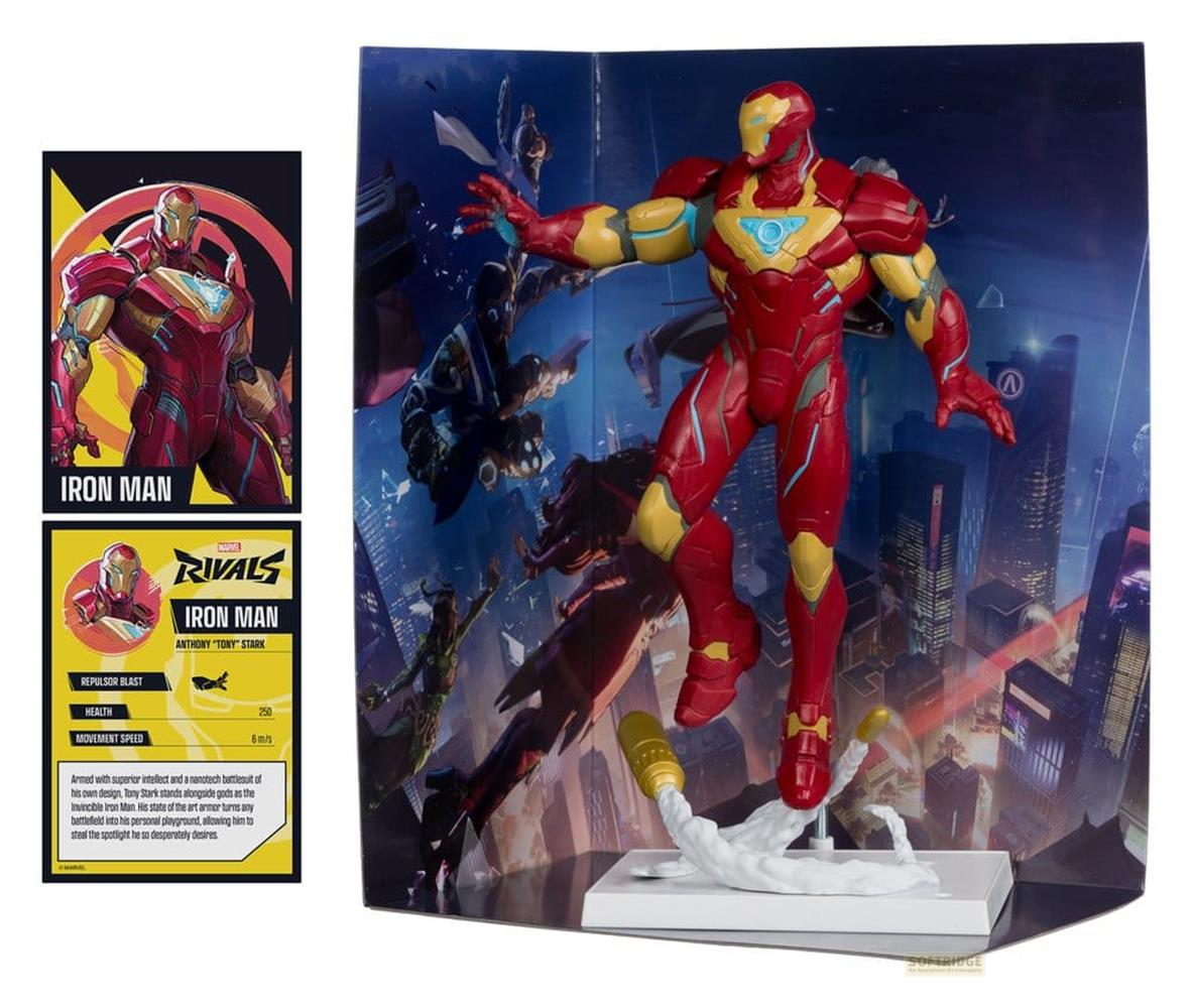 Iron Man Figur in Rot und Gold auf einem Sockel mit Raketeneffekt vor Stadthintergrund.