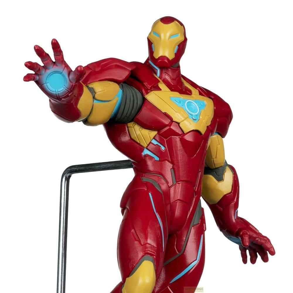 Iron Man Figur in Rot und Gold mit leuchtender Hand vor weißem Hintergrund.