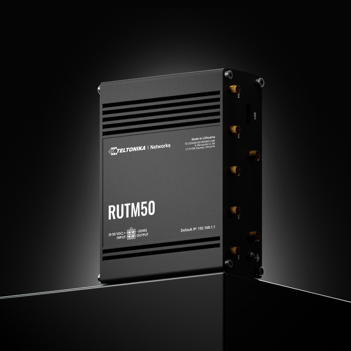 Czarny router Teltonika RUTM50 z portami i etykietami, na ciemnym tle.