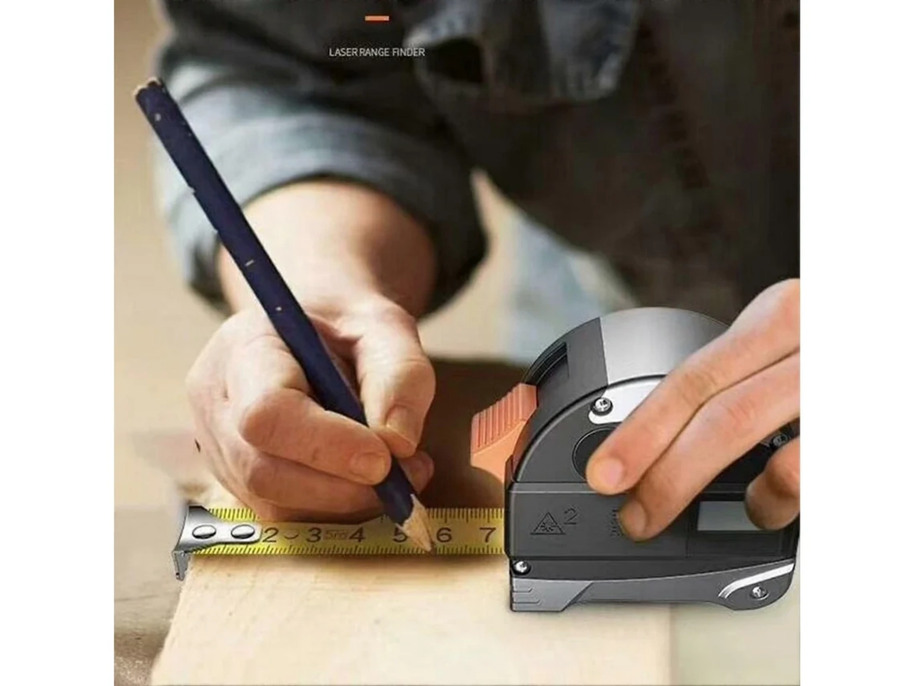 Person markiert Holz mit Bleistift und Maßband. Laser-Entfernungsmesser.