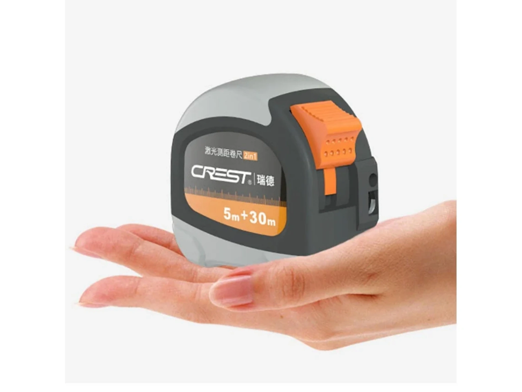 Eine Hand hält ein graues und schwarzes Messband mit orangefarbenen Akzenten.
