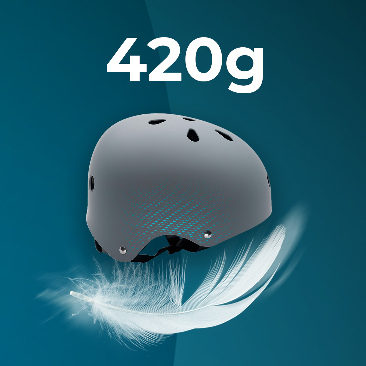 Casco gris de 420g flota con una pluma sobre fondo azul.