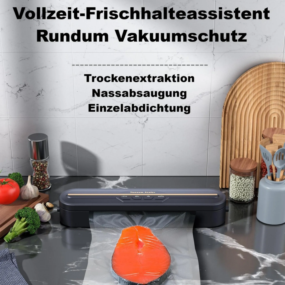 Ein Vakuumiergerät versiegelt ein Lachsfilet auf einem Marmortresen mit Zutaten.