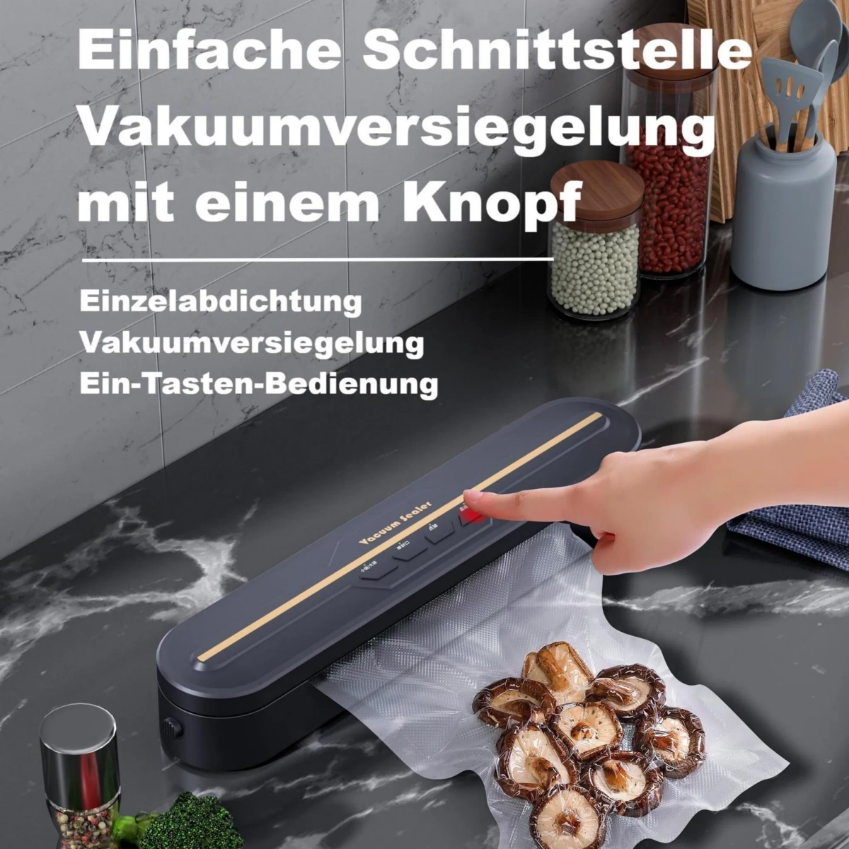 Eine Hand drückt einen Knopf auf einem Vakuumierer, der Pilze versiegelt.
