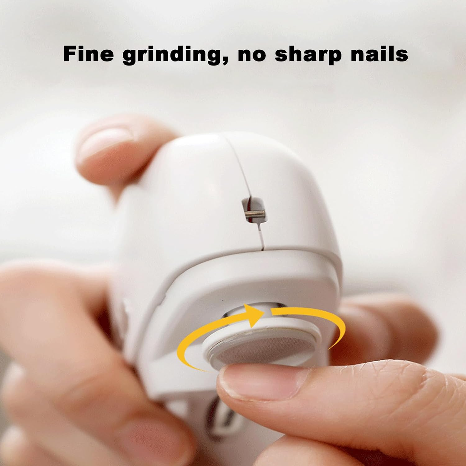 Nahaufnahme eines weißen Nageltrimmers, der von einer Hand gehalten wird.