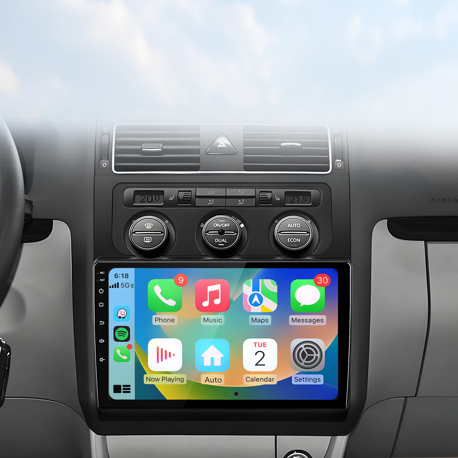 Wnętrze samochodu z dotykowym systemem infotainment wyświetlającym Apple CarPlay.
