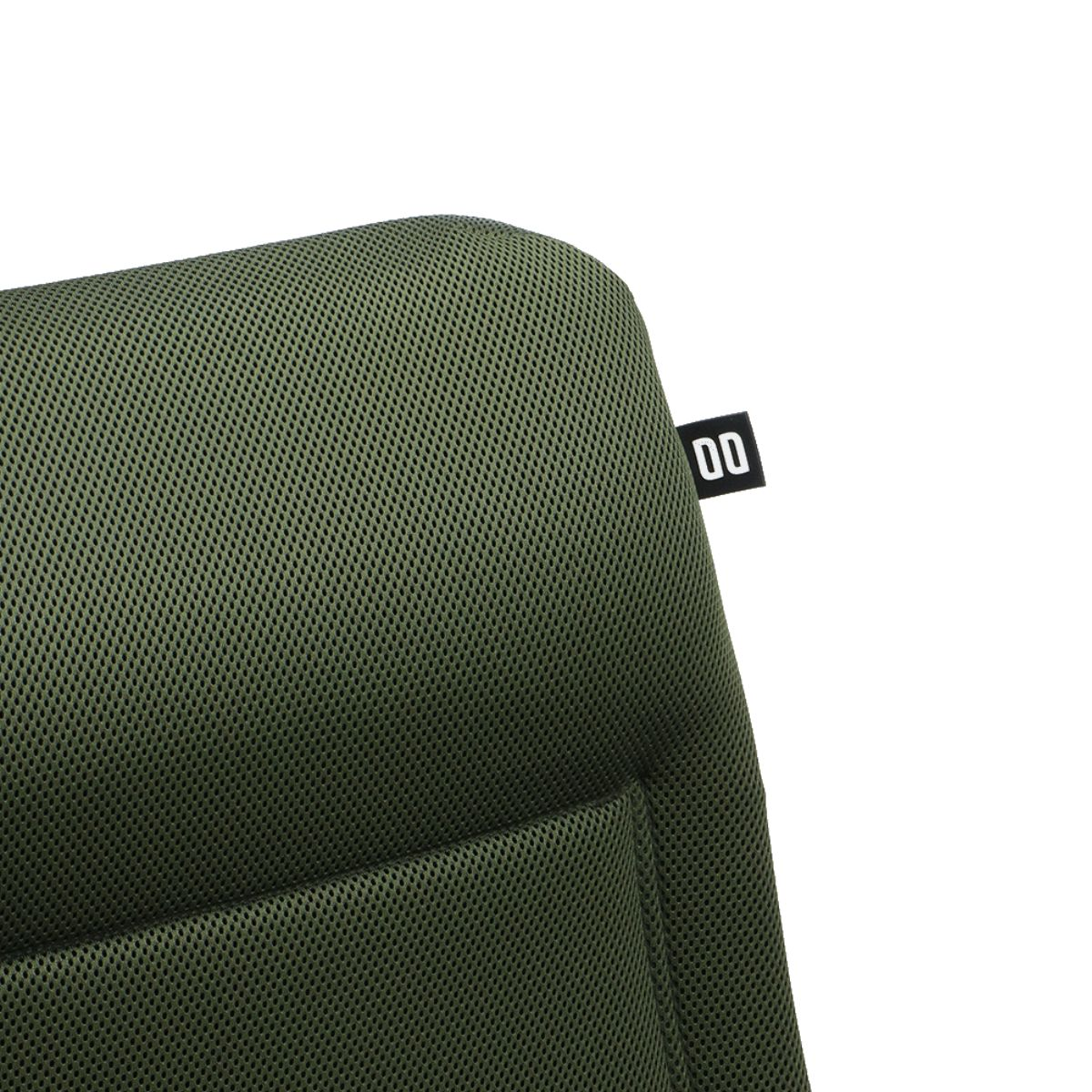 Groene mesh stoel met een zwart label "00".